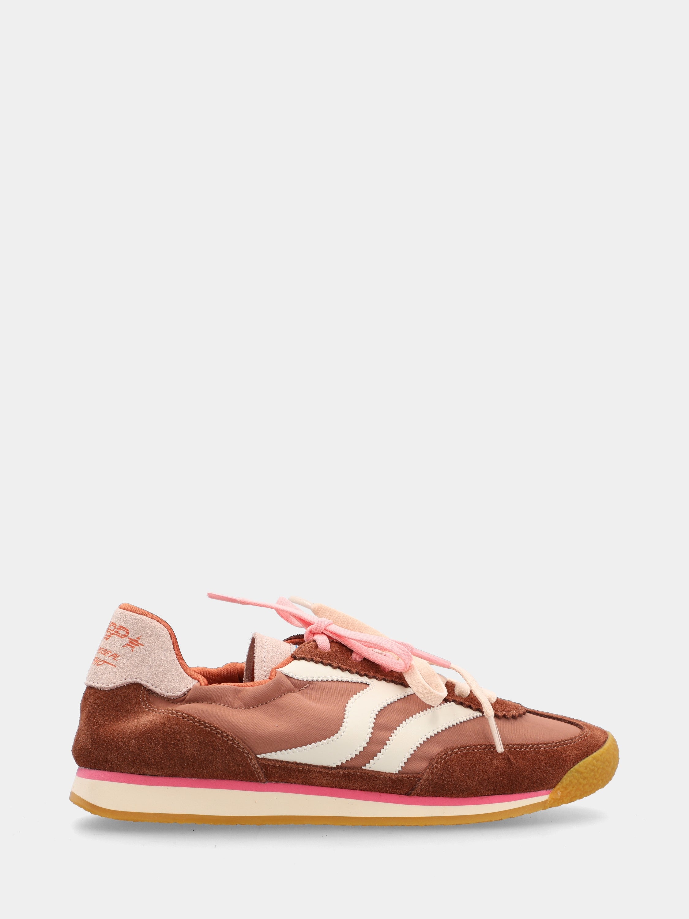 Sneaker in camoscio con riporti bianchi e marroni