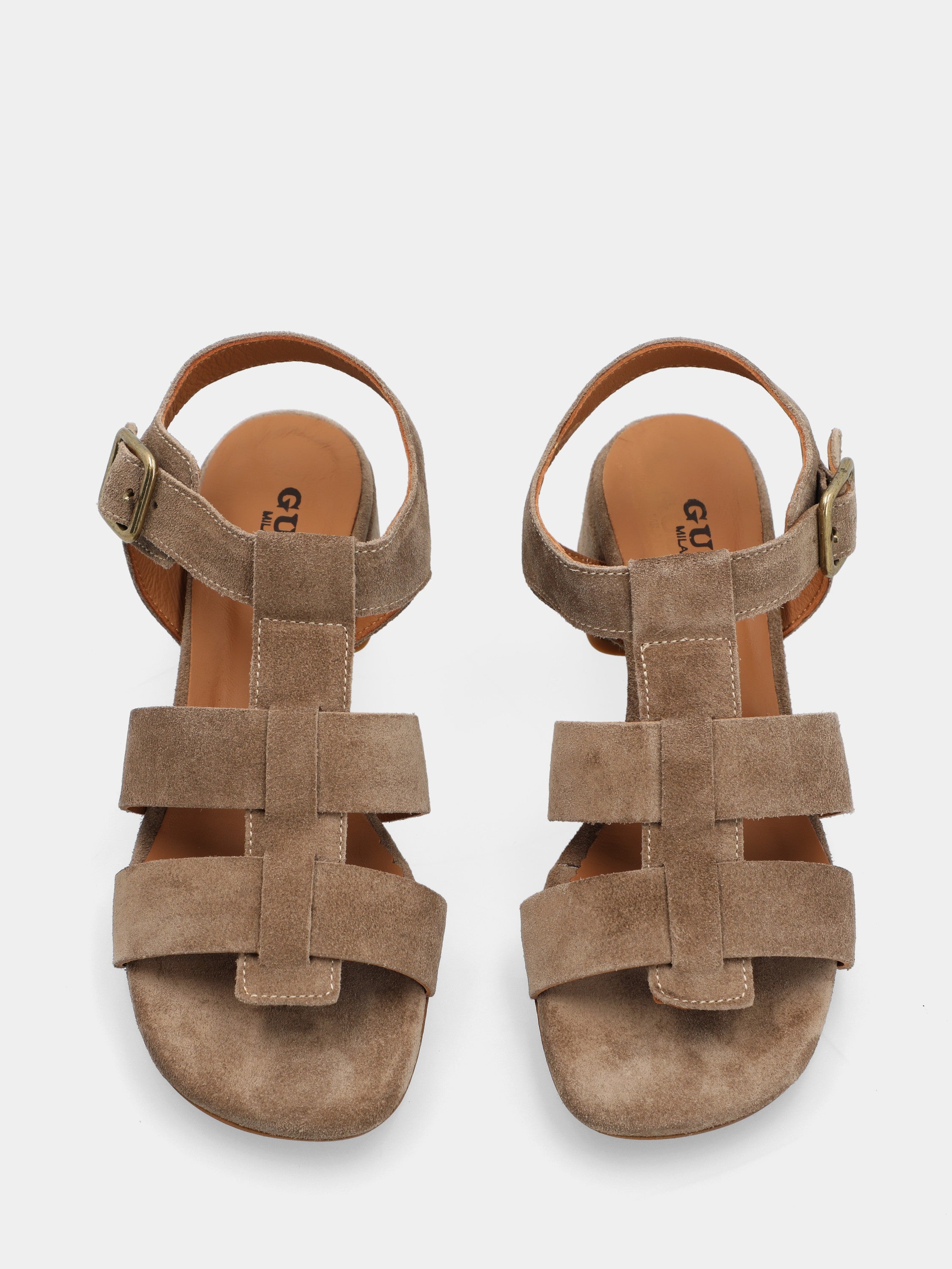 Beiger Wildleder-Sandalette mit schmalen Riemchen und rohen Kanten