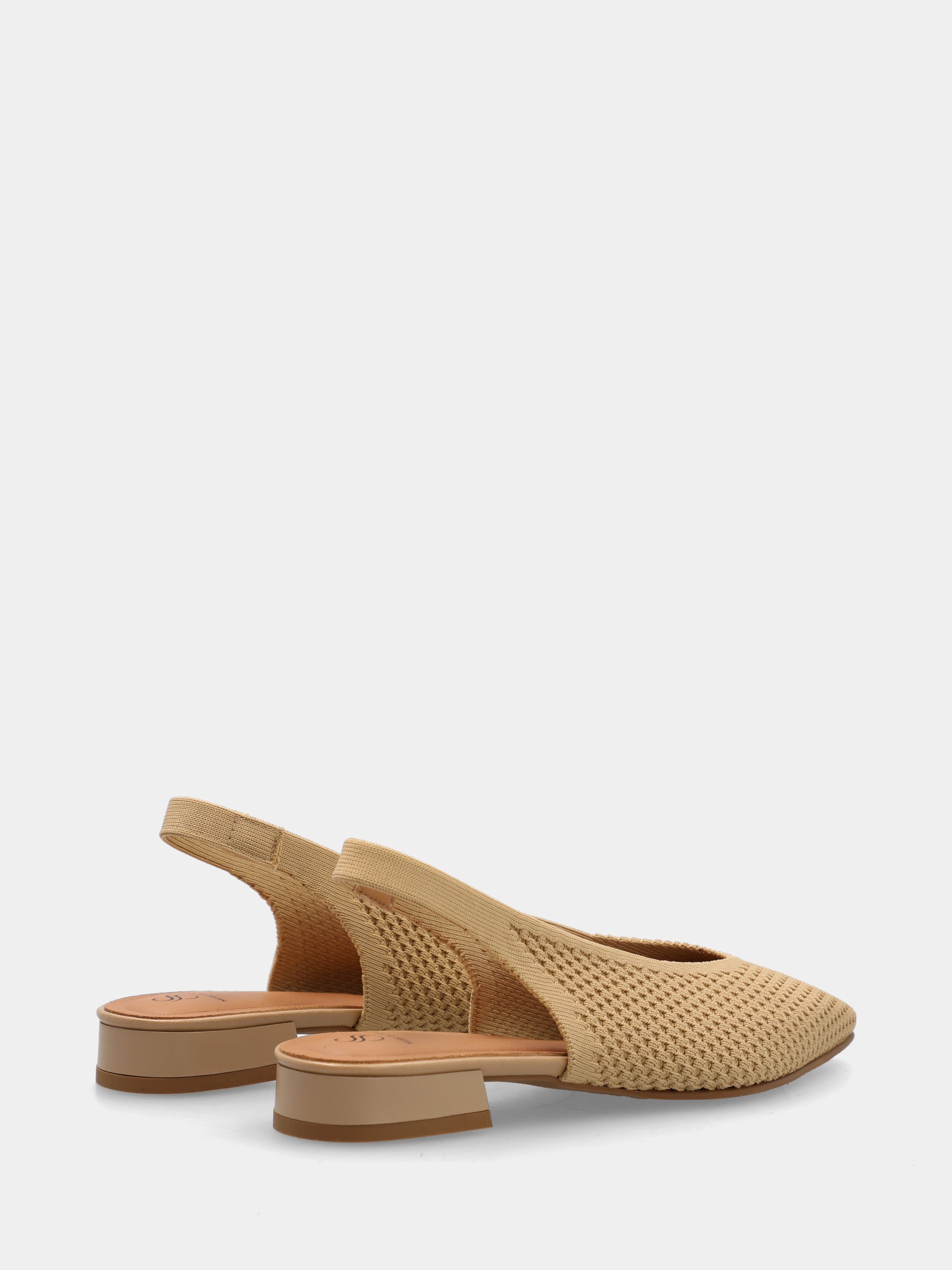 Slingback in tessuto elastico beige con punta quadratina e tacco a blocco