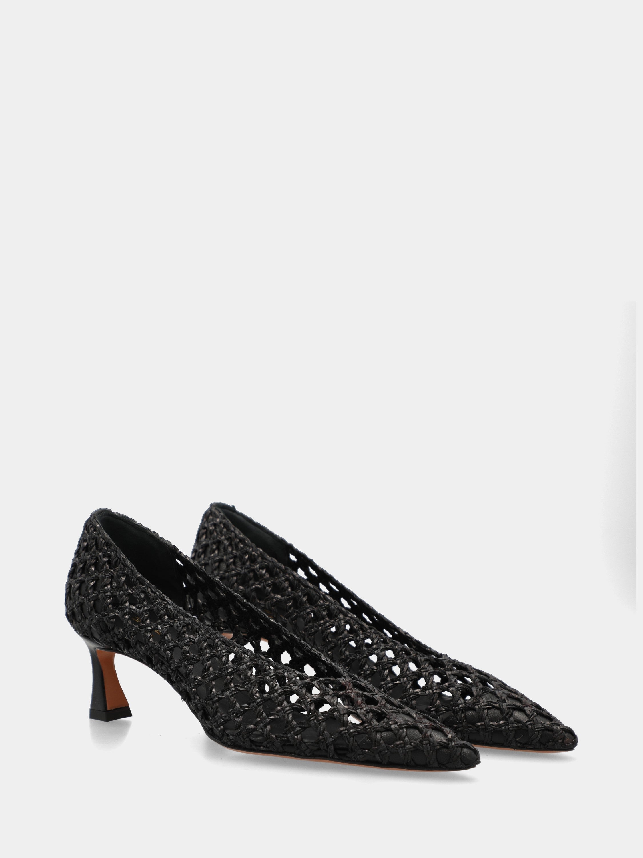 Décolleté in raffia nera con tomaia intrecciata