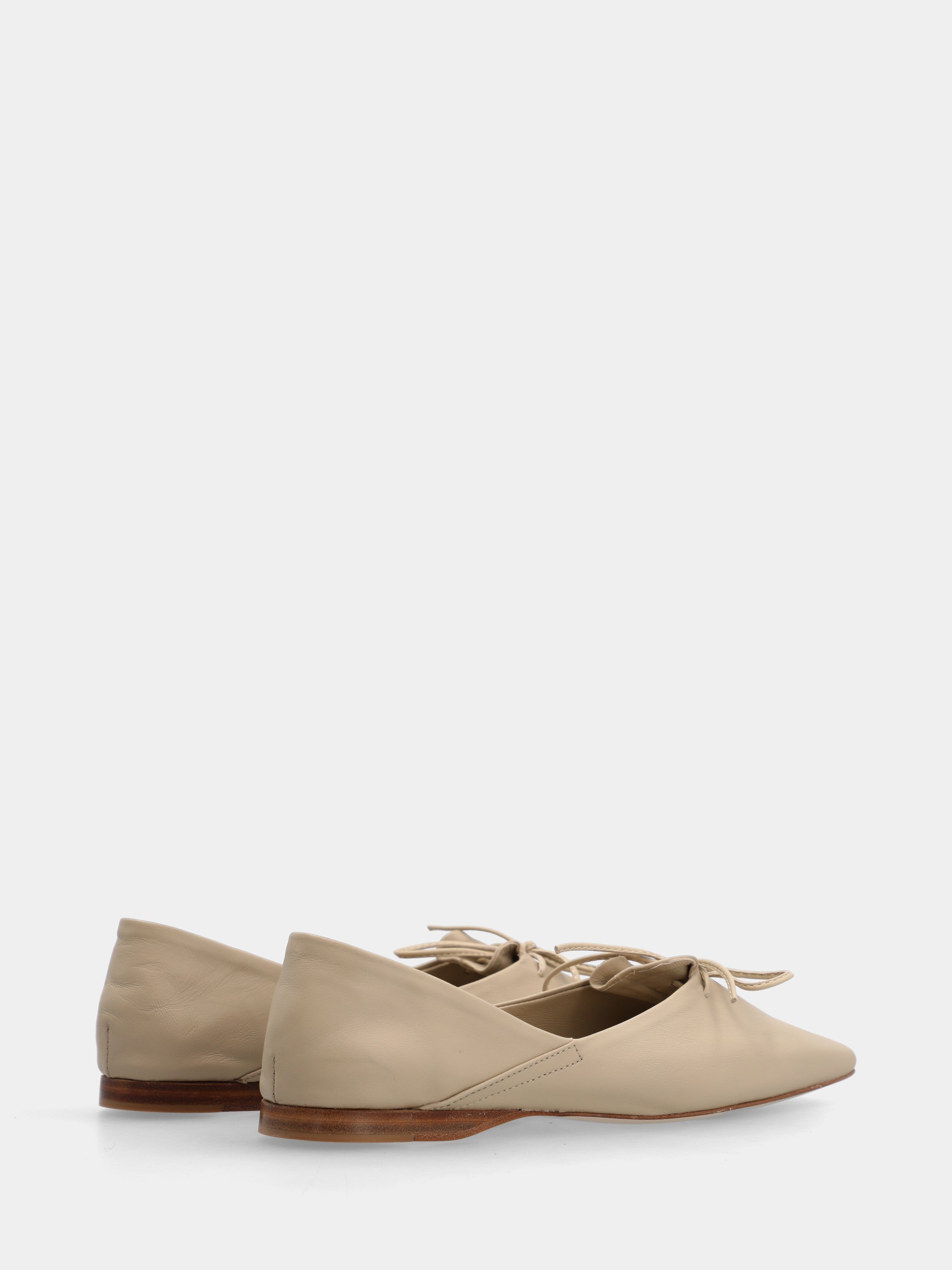 Beige nappa ballet flat with gathered detail and square toe