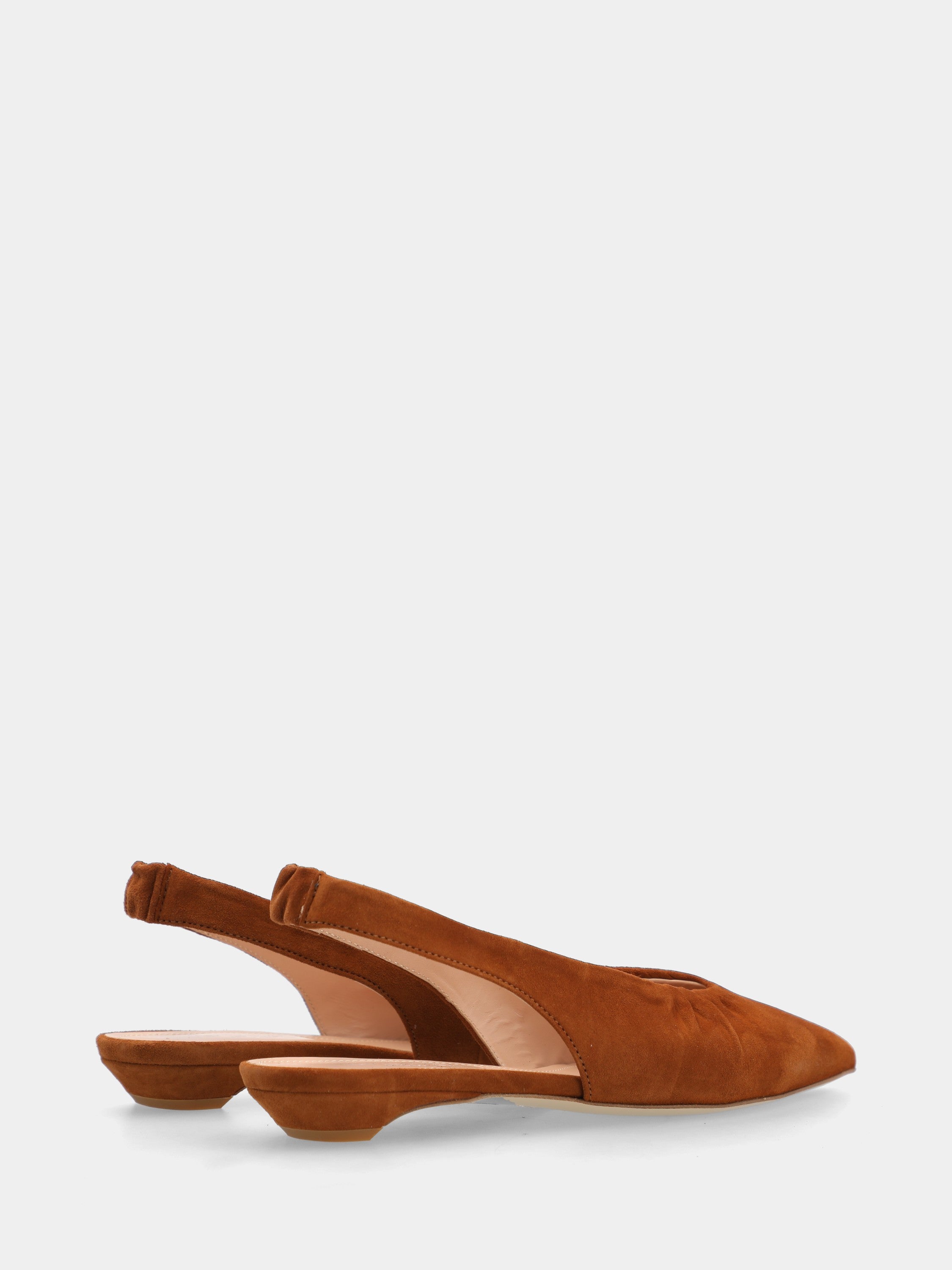 Slingback in camoscio color cuoio con tacco conico fasciato in pelle