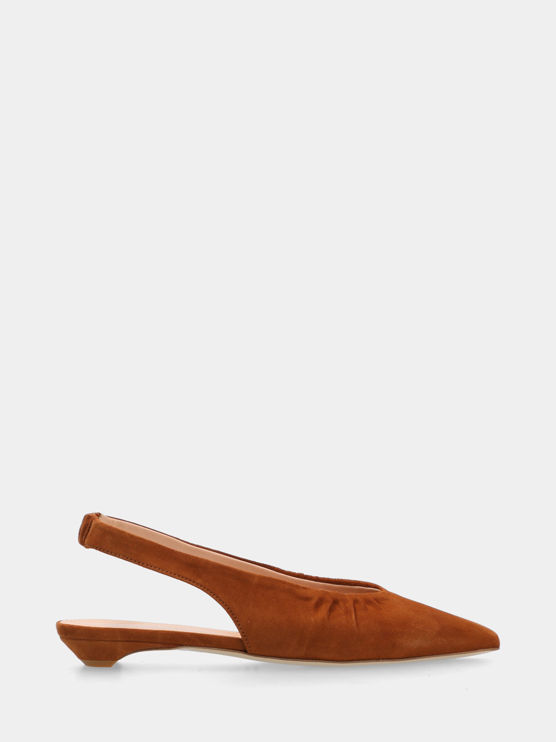 Slingback in camoscio color cuoio con tacco conico fasciato in pelle
