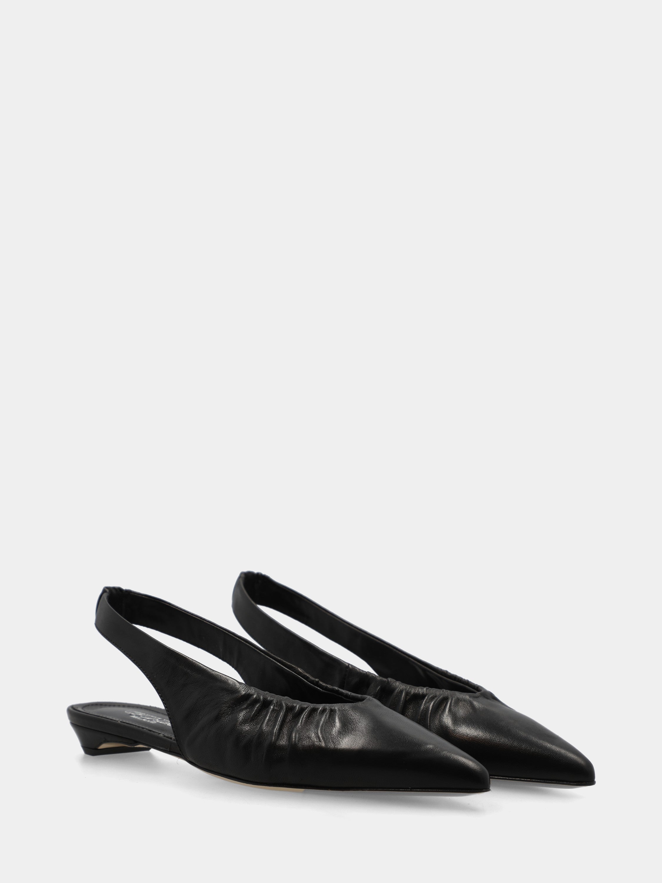 Slingback aus schwarzem Nappaleder mit konischem, mit Leder bezogenem Absatz