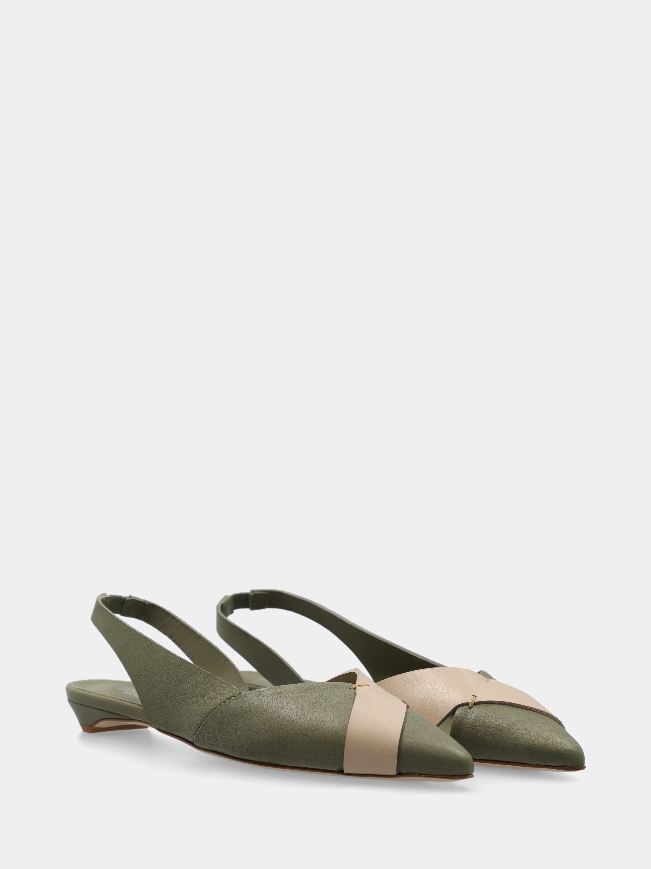 Bicolore Slingback aus Kalbsleder in Salbeigrün und Beige mit konischem Absatz