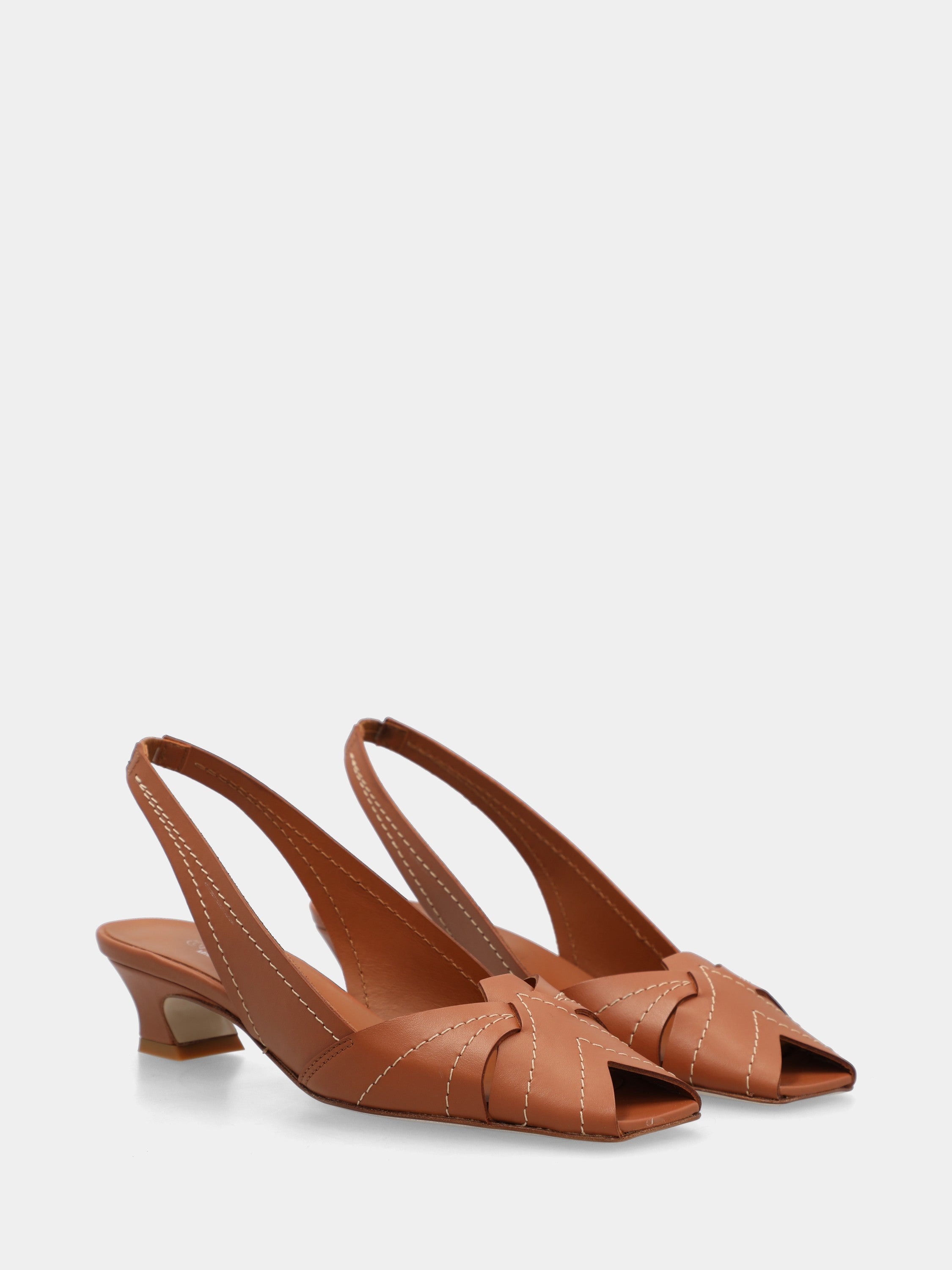 Sandale en veau cuir avec brides croisées et bout carré