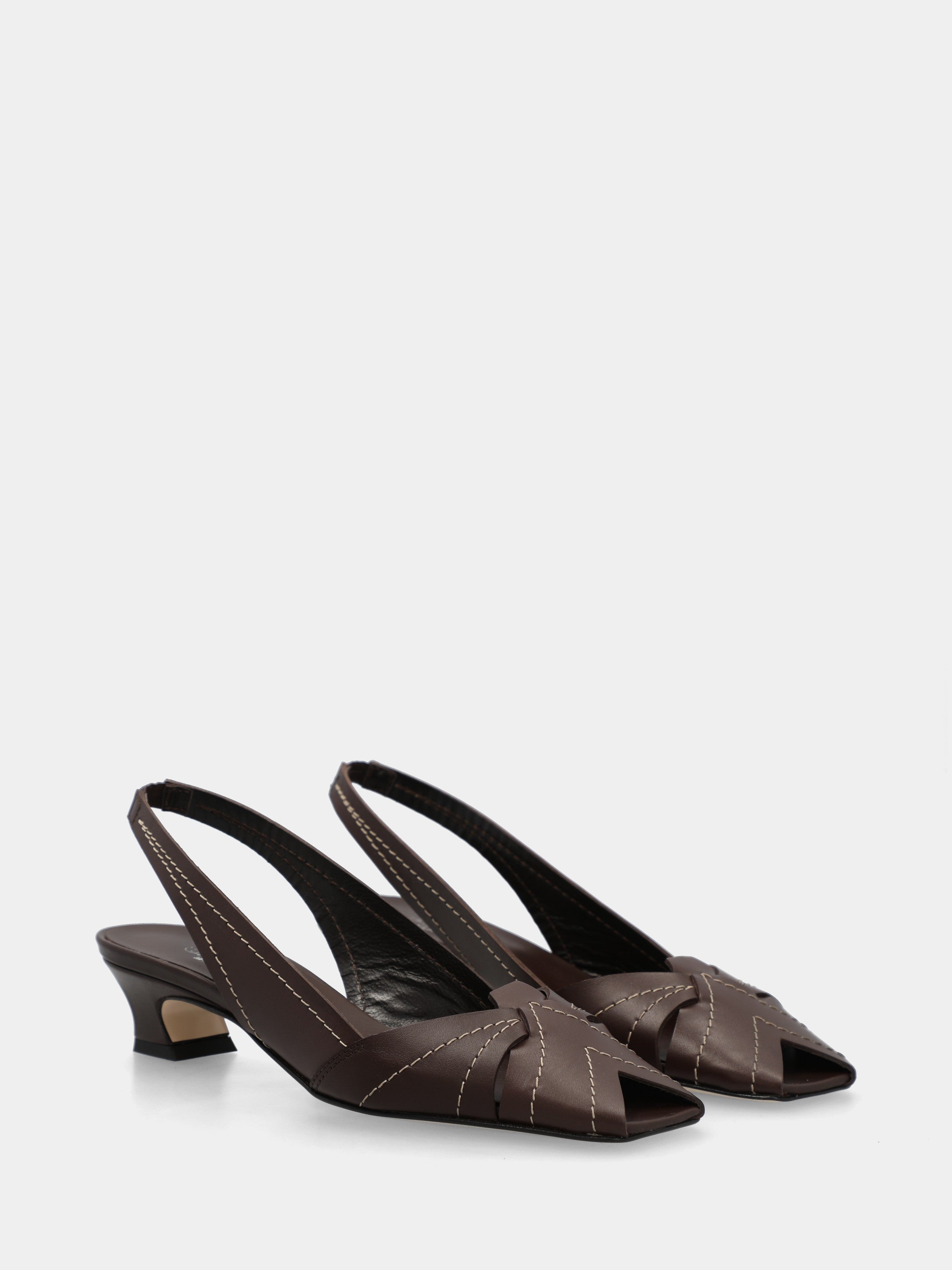 Sandalo in vitello testa di moro con fasce incrociate e punta quadrata