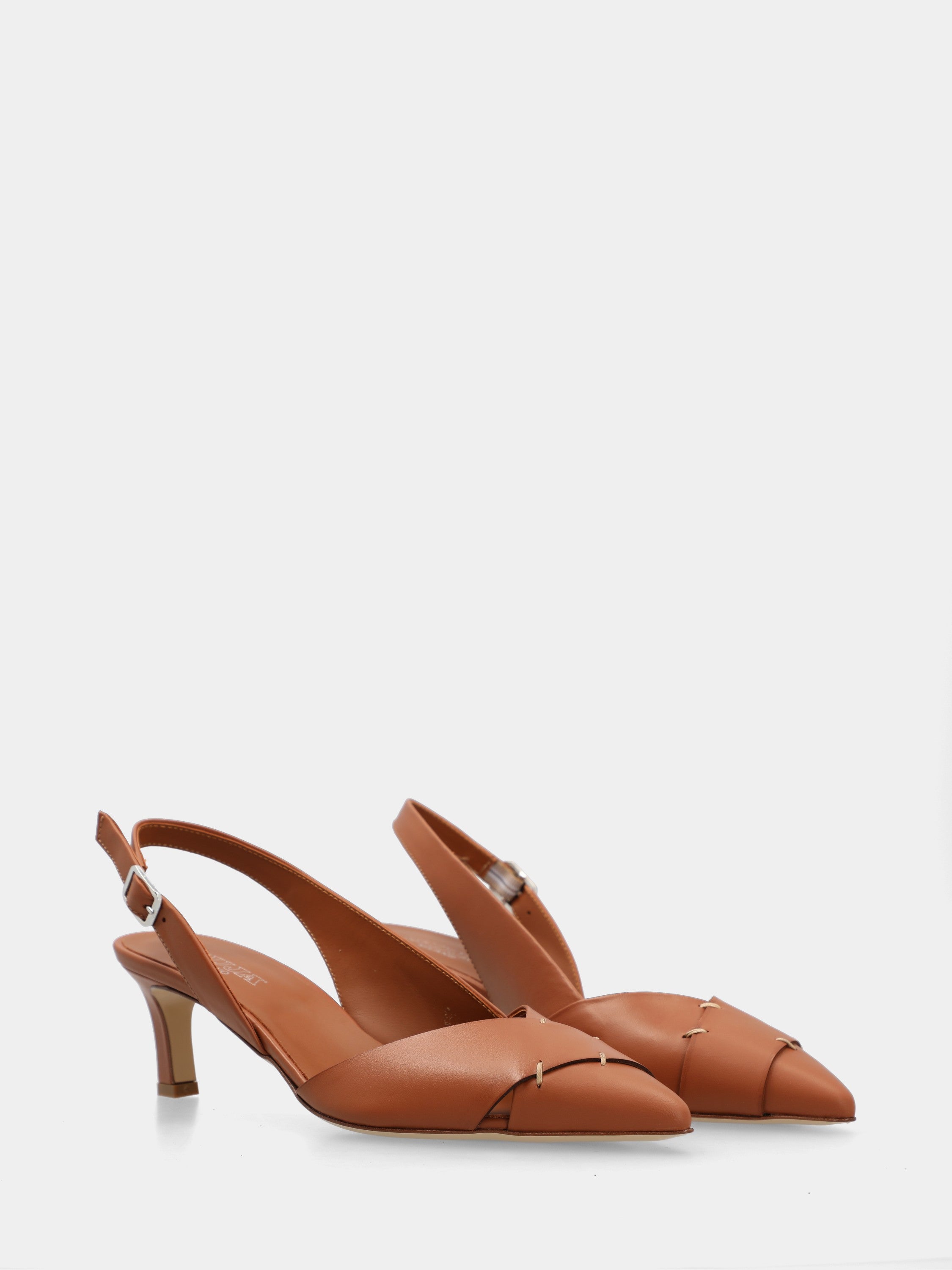 Sandalo in vitello color cuoio con fasce sovrapposte