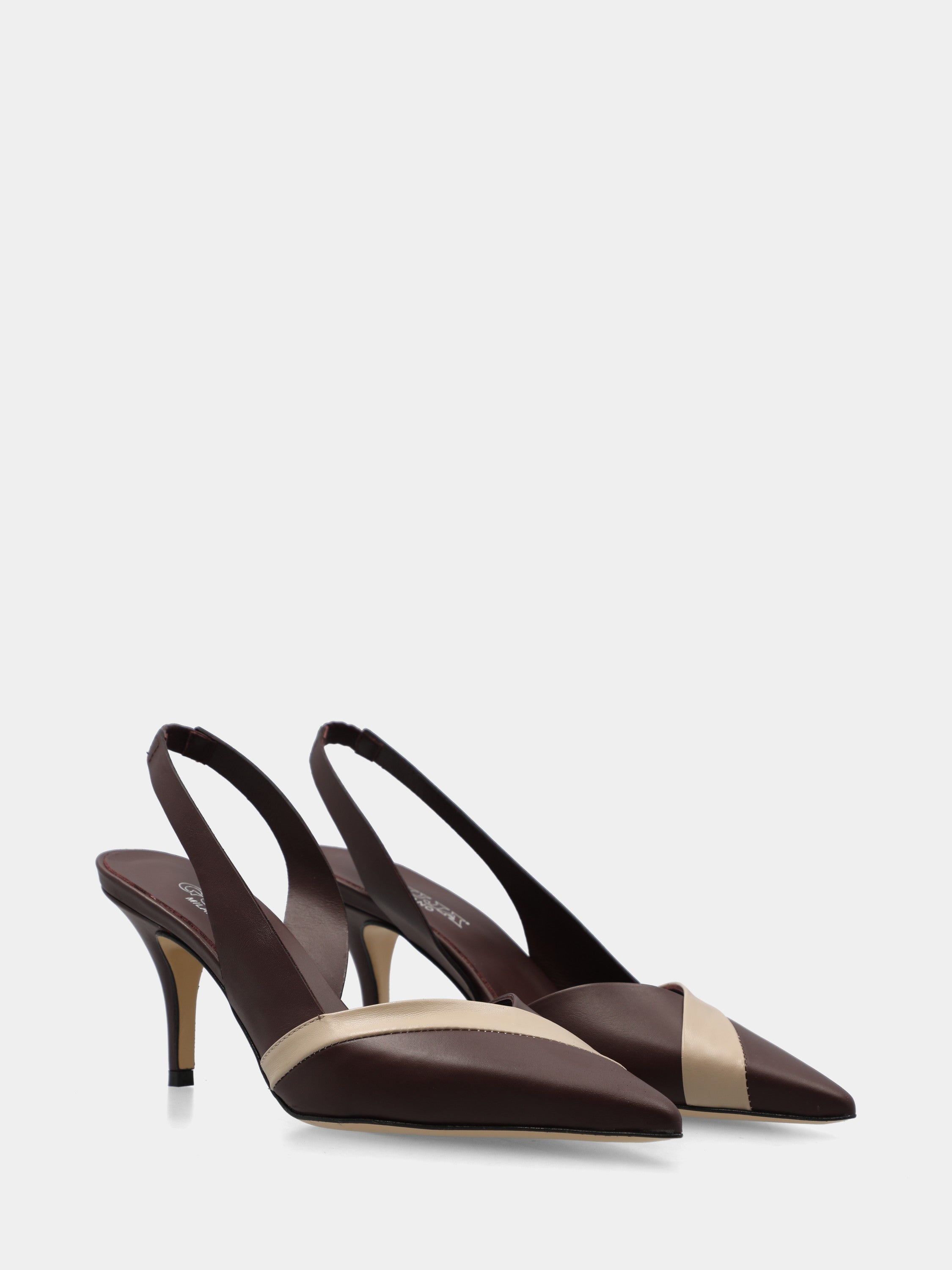 Bicolore Slingback aus Pflaumen- und Beigekalbsleder mit asymmetrischem Schnitt