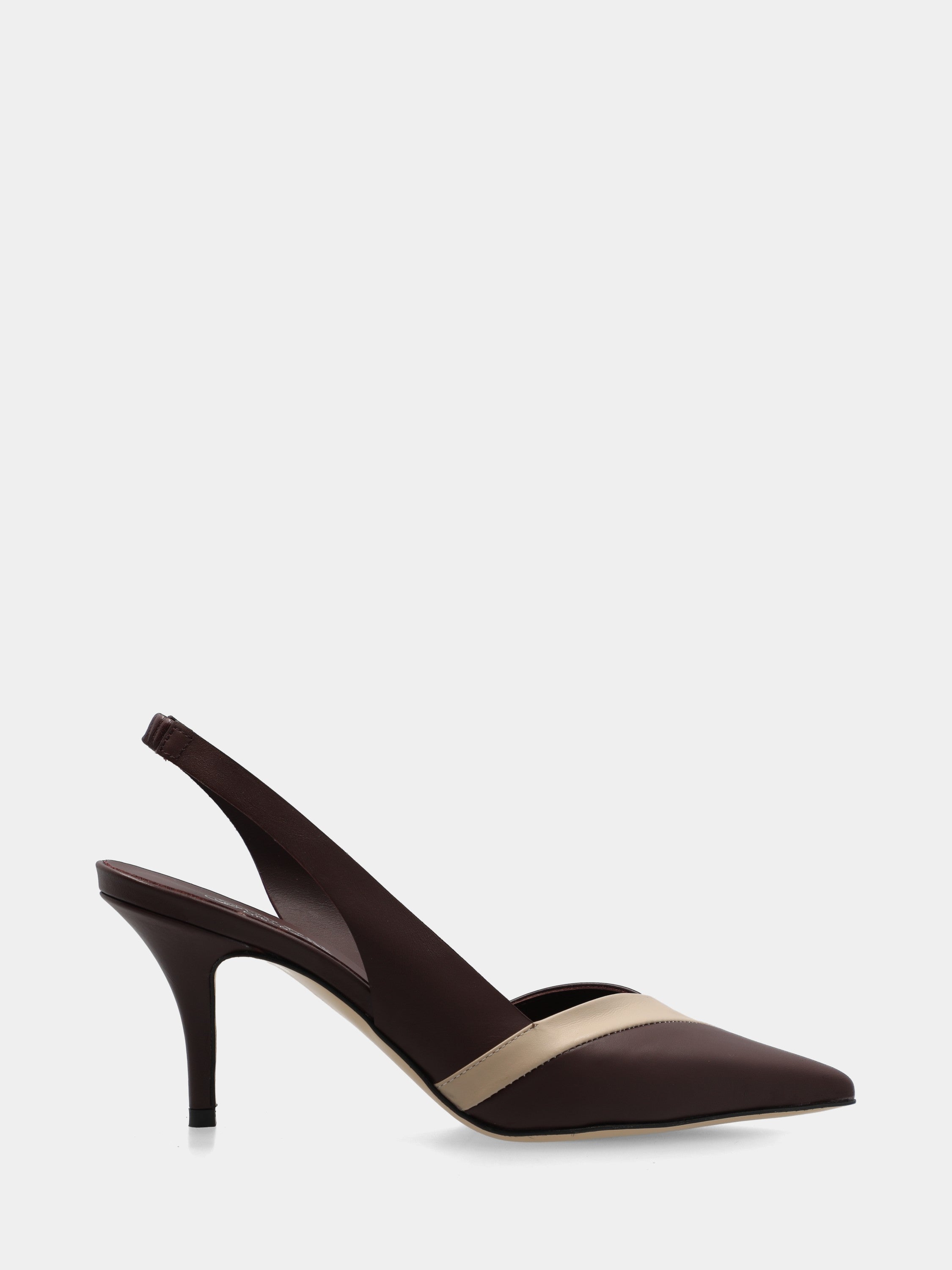 Bicolore Slingback aus Pflaumen- und Beigekalbsleder mit asymmetrischem Schnitt