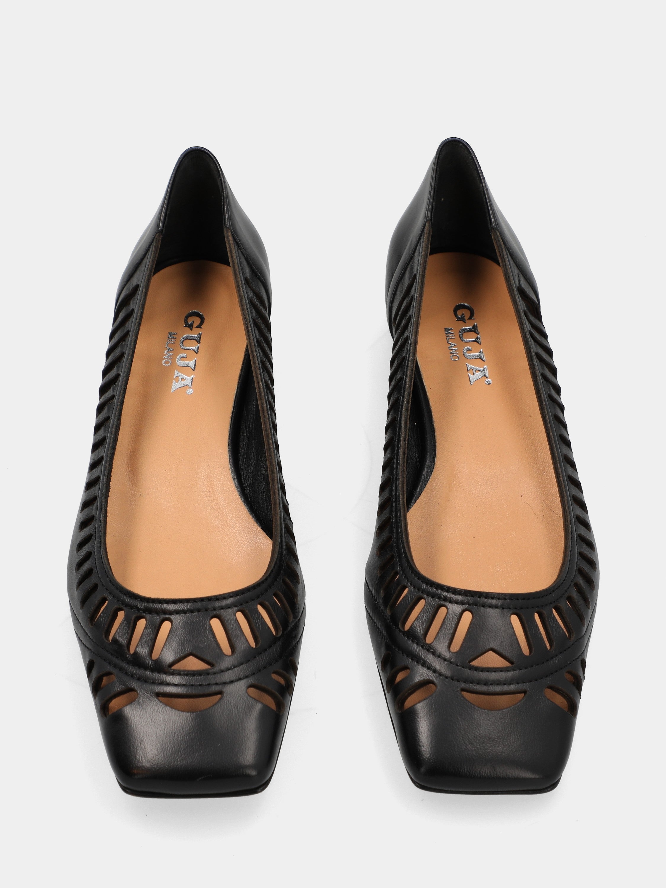 Ballerina aus schwarzem Nappaleder mit Laserperforation und quadratischer Spitze