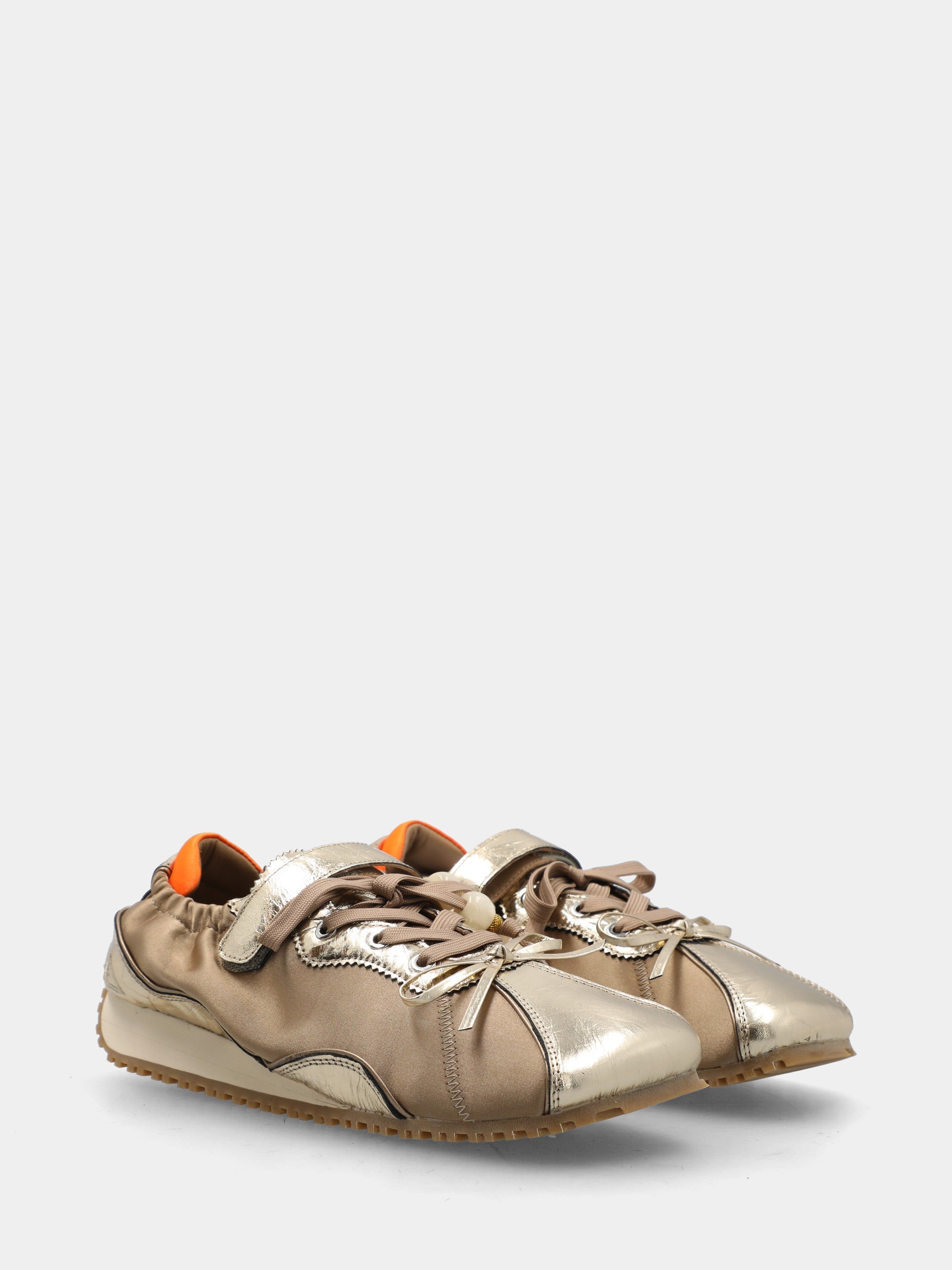 Sneakers in laminato platino con zeppa