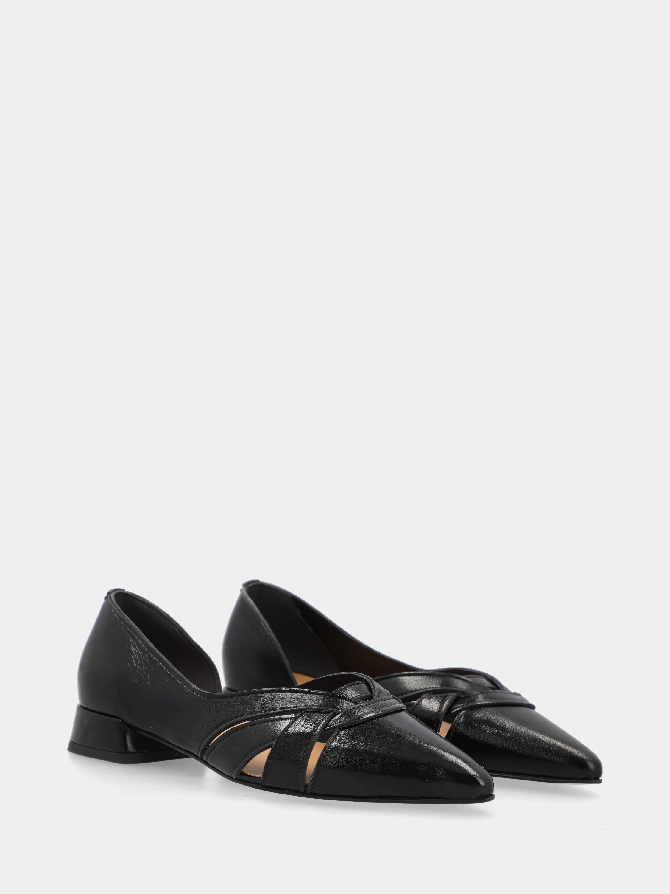 Pumps in shiny velvet black with asymmetric neckline