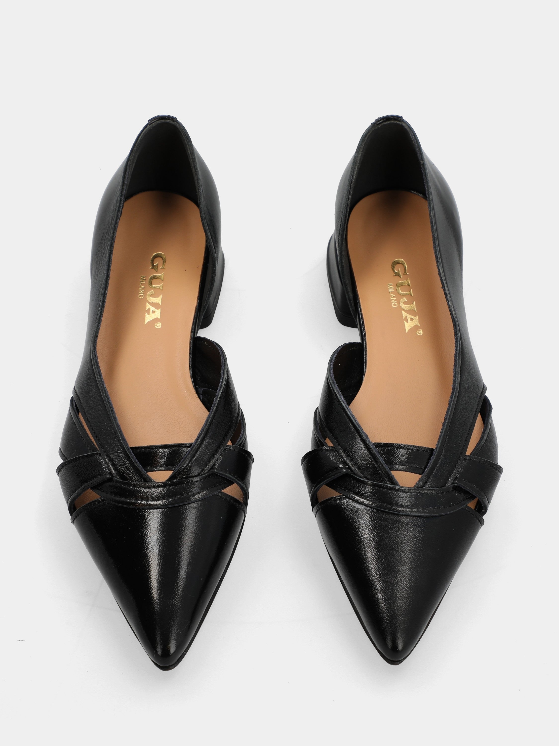 Pumps in shiny velvet black with asymmetric neckline