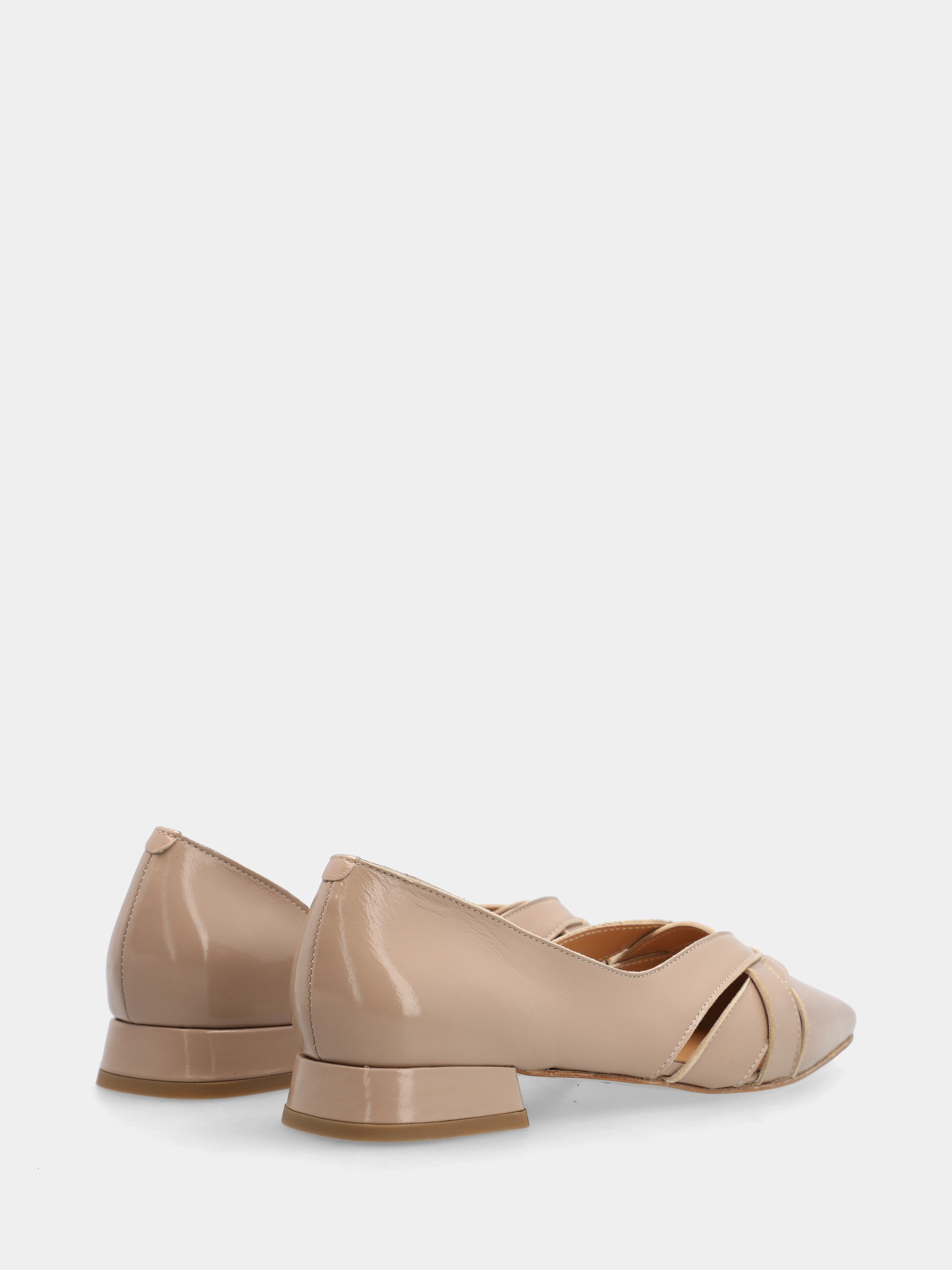 Pumps aus glänzendem Samt in Beige mit asymmetrischem Ausschnitt