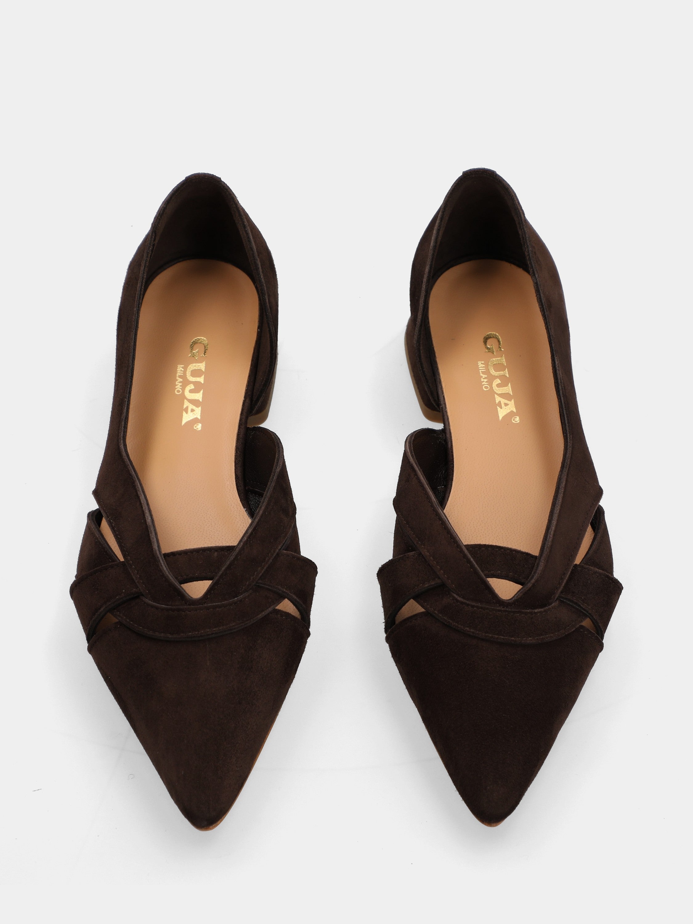 Pumps aus Wildleder in Dunkelbraun mit asymmetrischem Ausschnitt