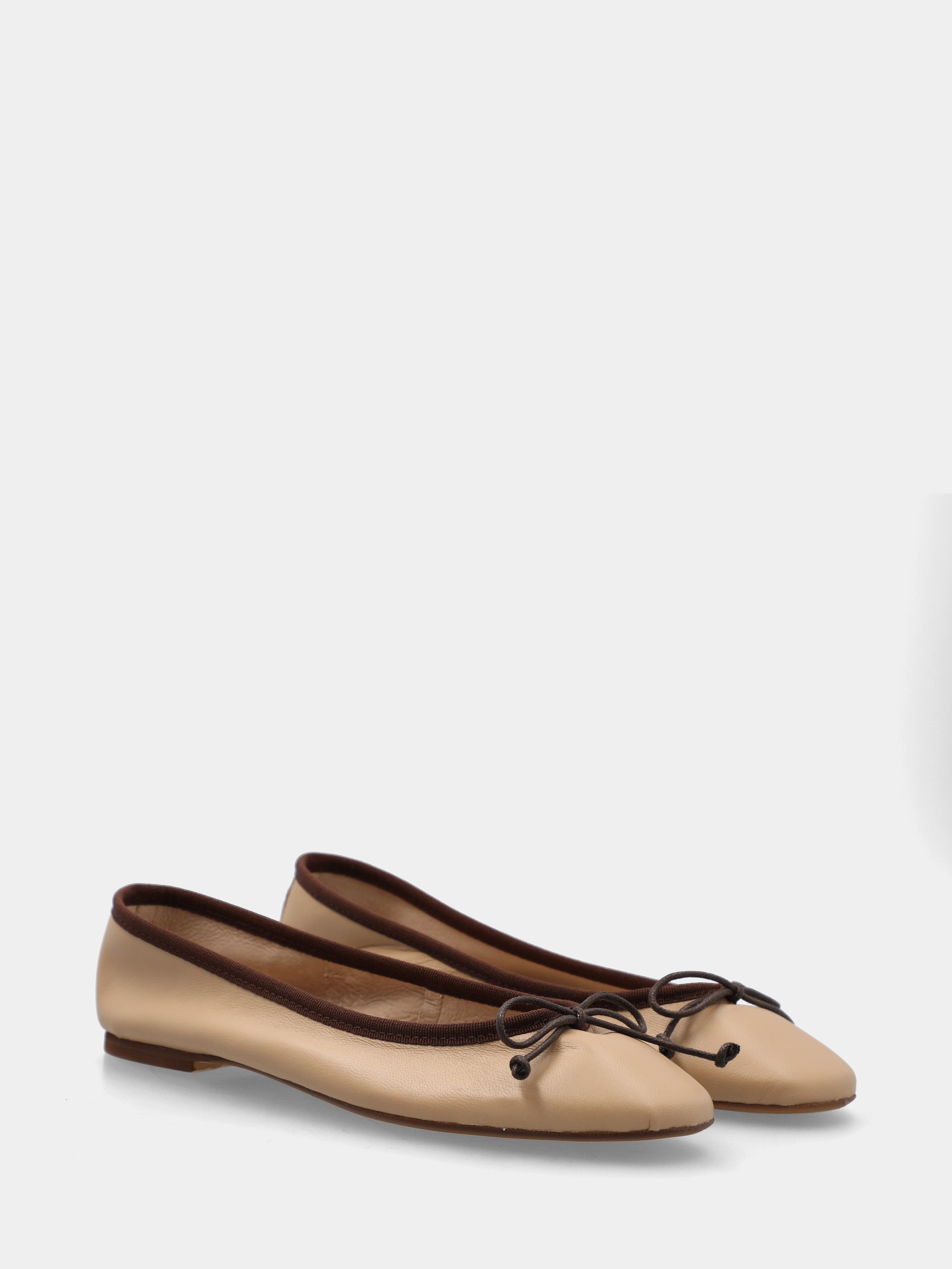 Ballerina in nappa beige con laccio tirante