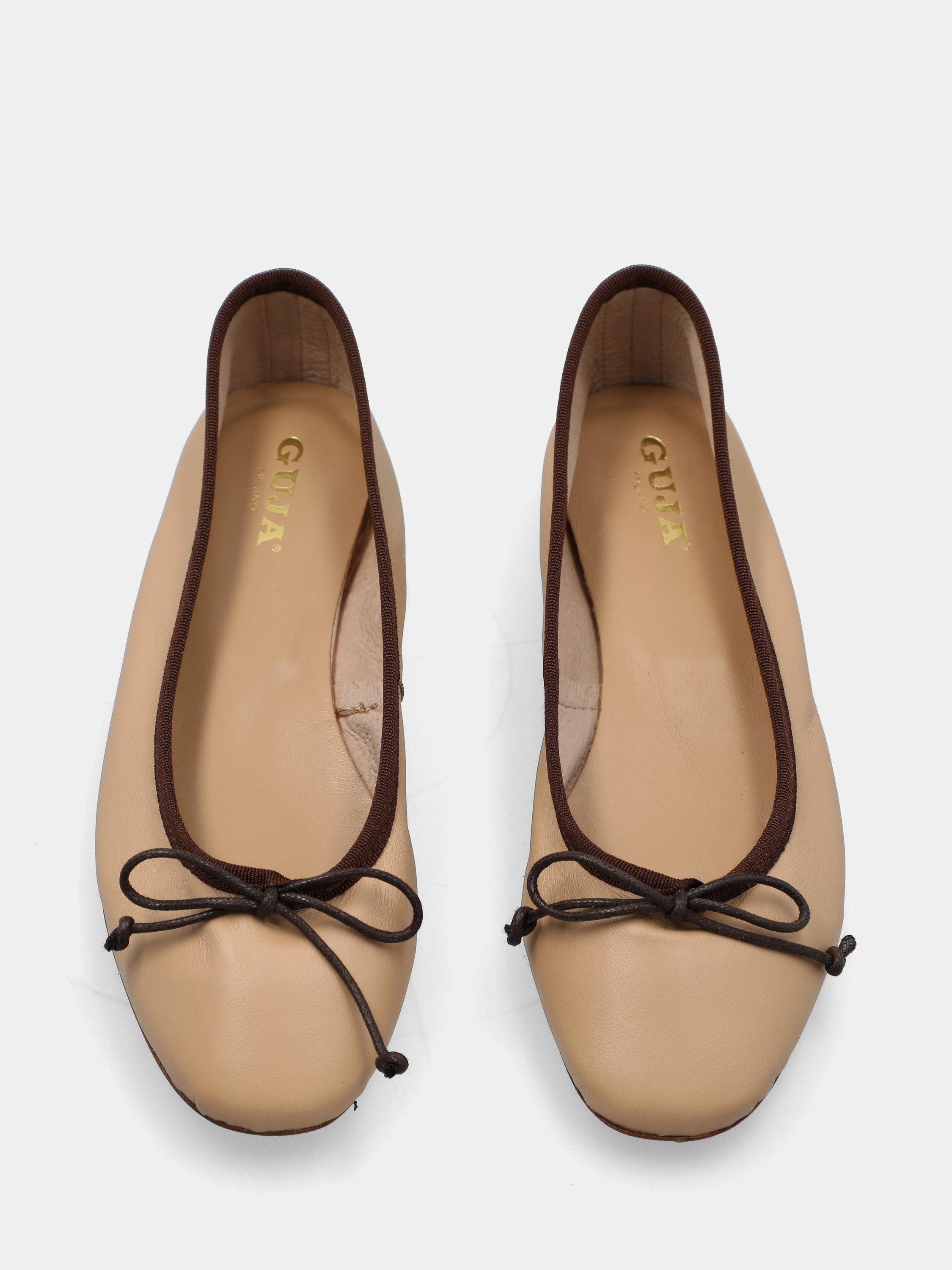 Ballerina in nappa beige con laccio tirante