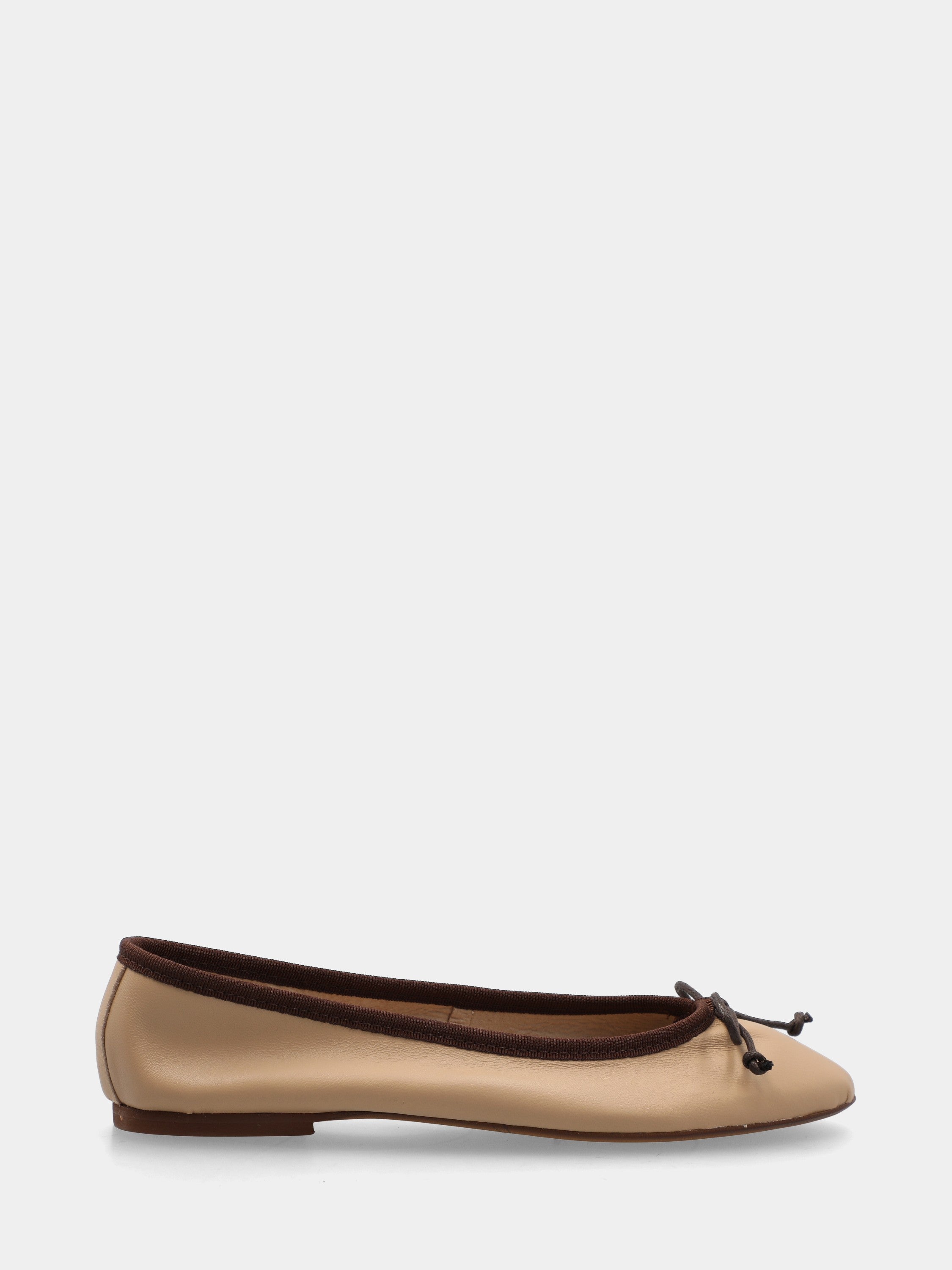 Ballerina in nappa beige con laccio tirante
