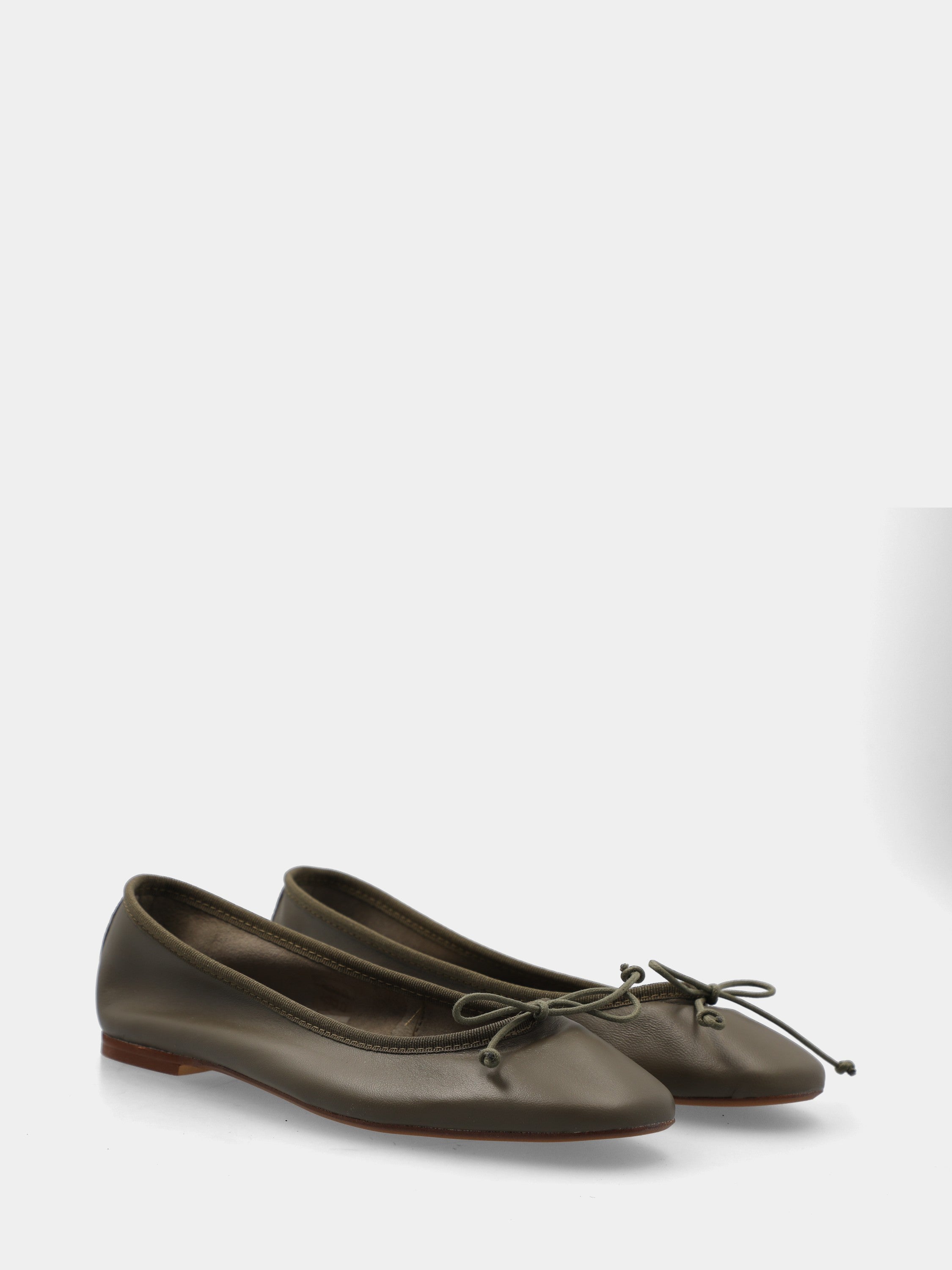 Ballerina in nappa verde militare con laccio tirante