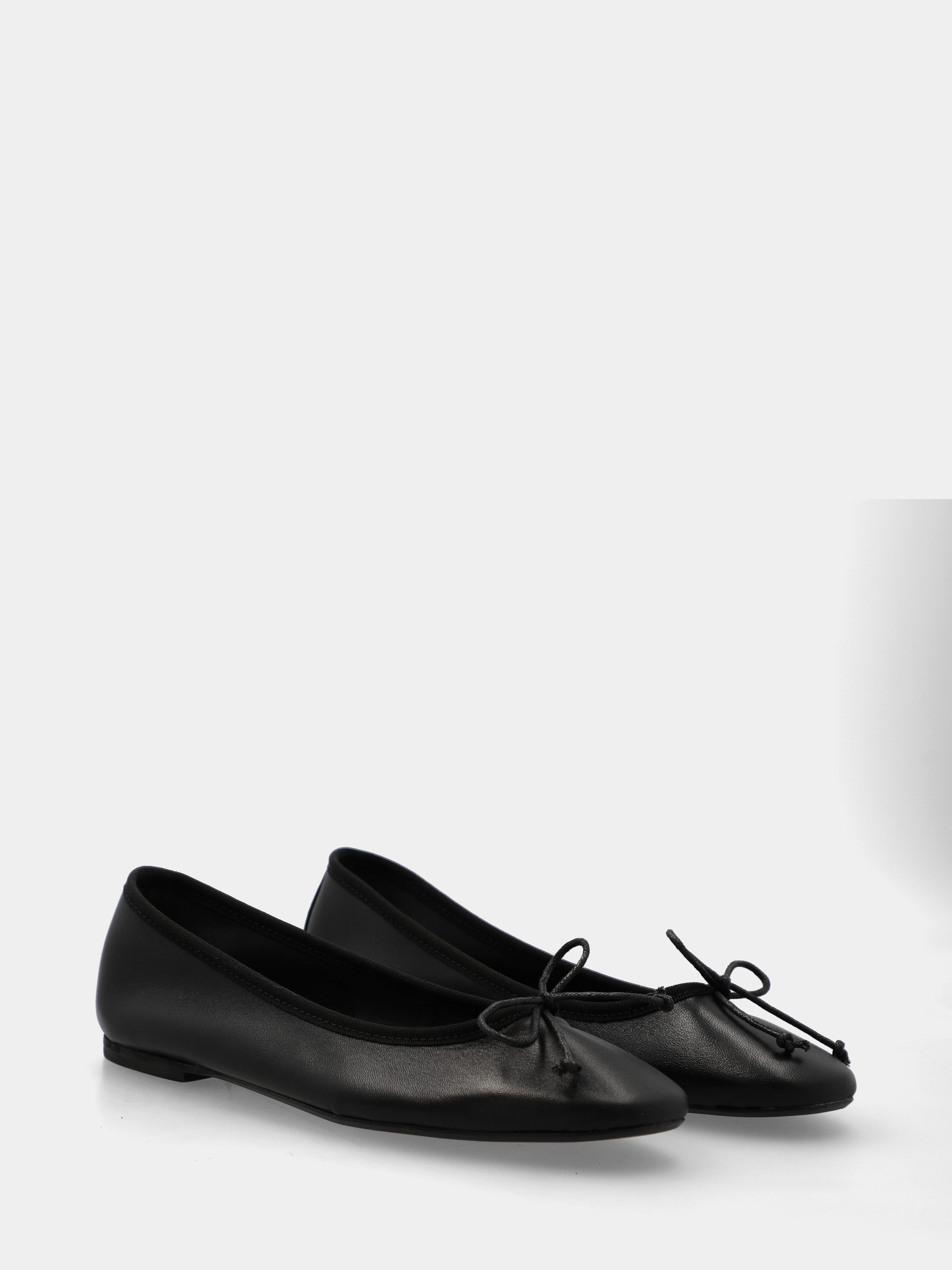 Ballerine en nappa noire avec lacet serrant