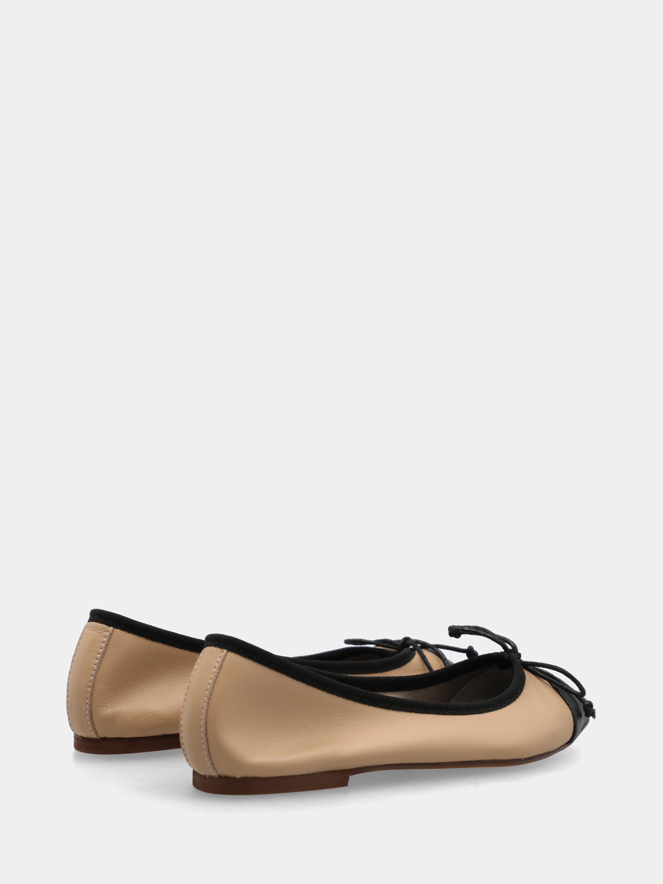 Ballerina in nappa bicolore nero e crema con fiocco