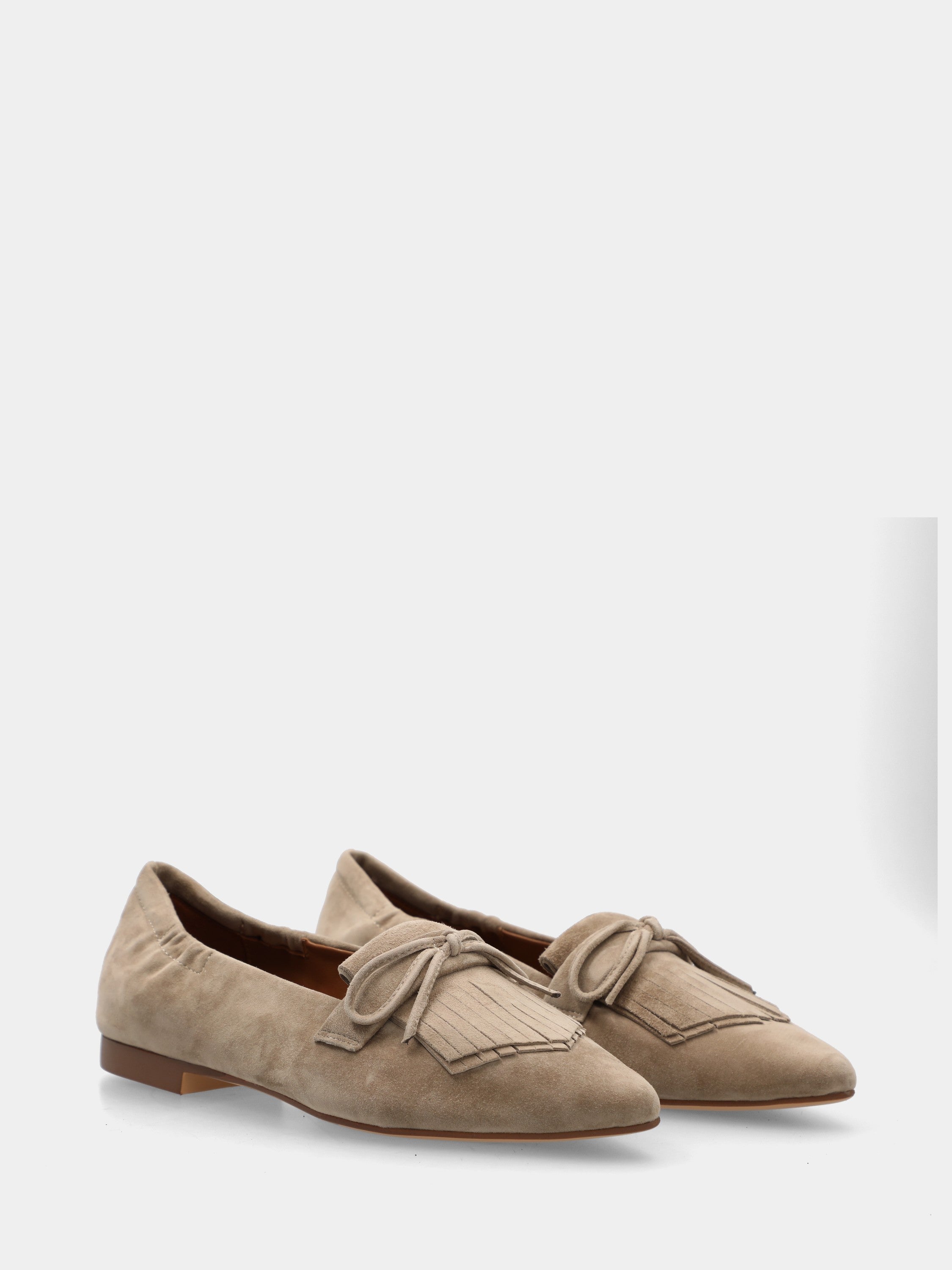 Pantofolina in camoscio beige con lavorazione a sacchetto e frangia