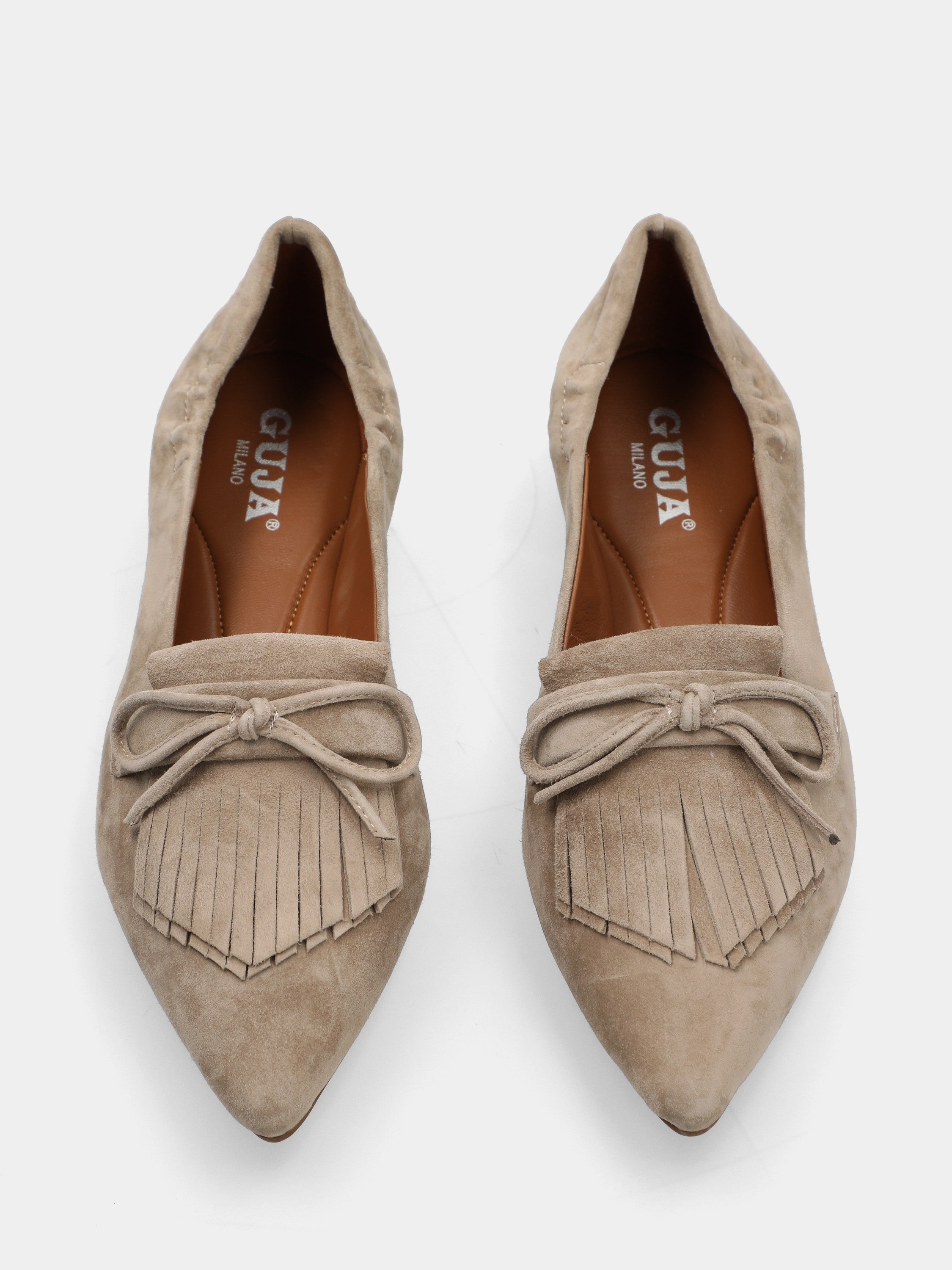 Pantofolina in camoscio beige con lavorazione a sacchetto e frangia