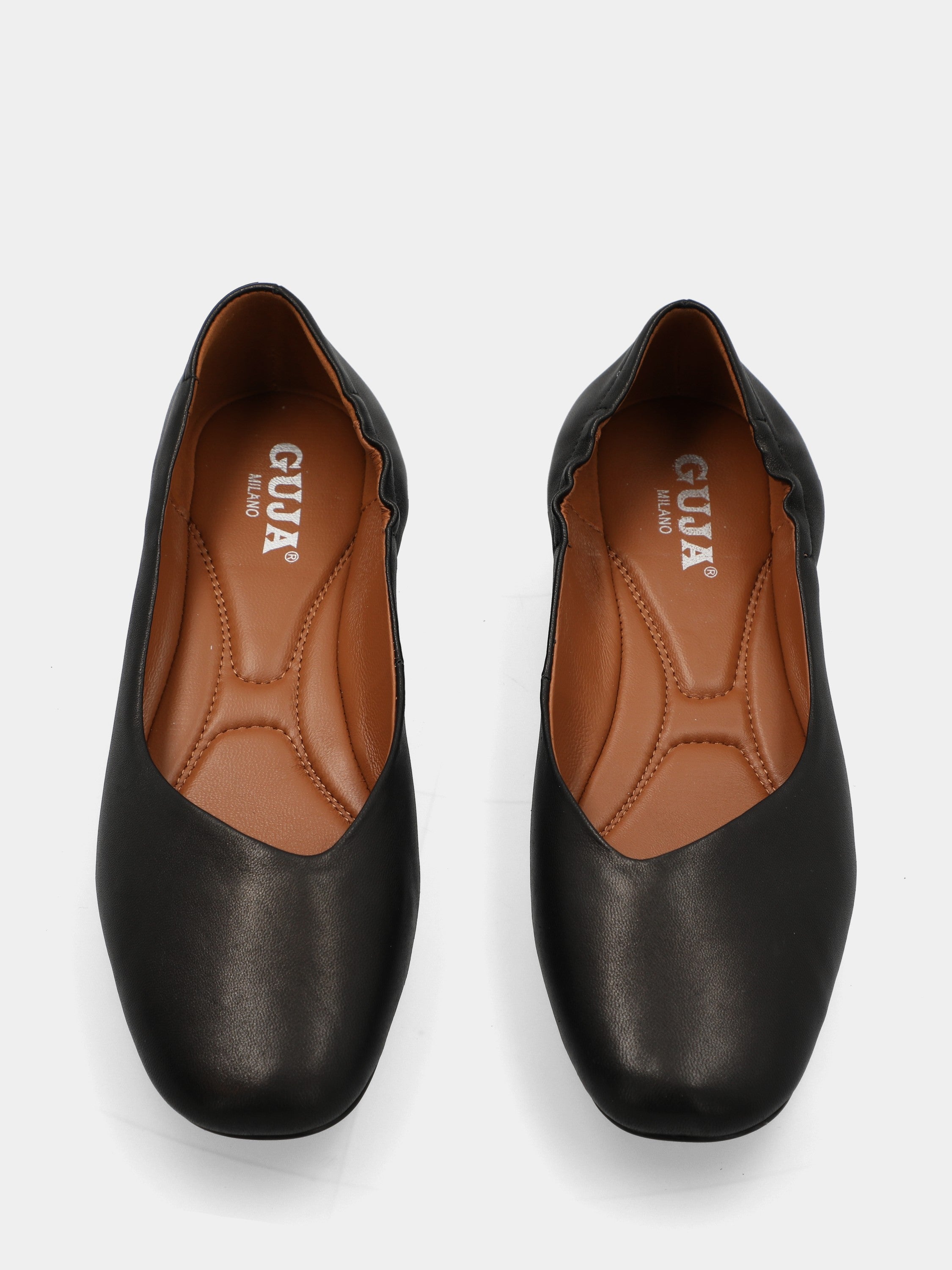 Ballerina in nappa nera con scollo asimmetrico