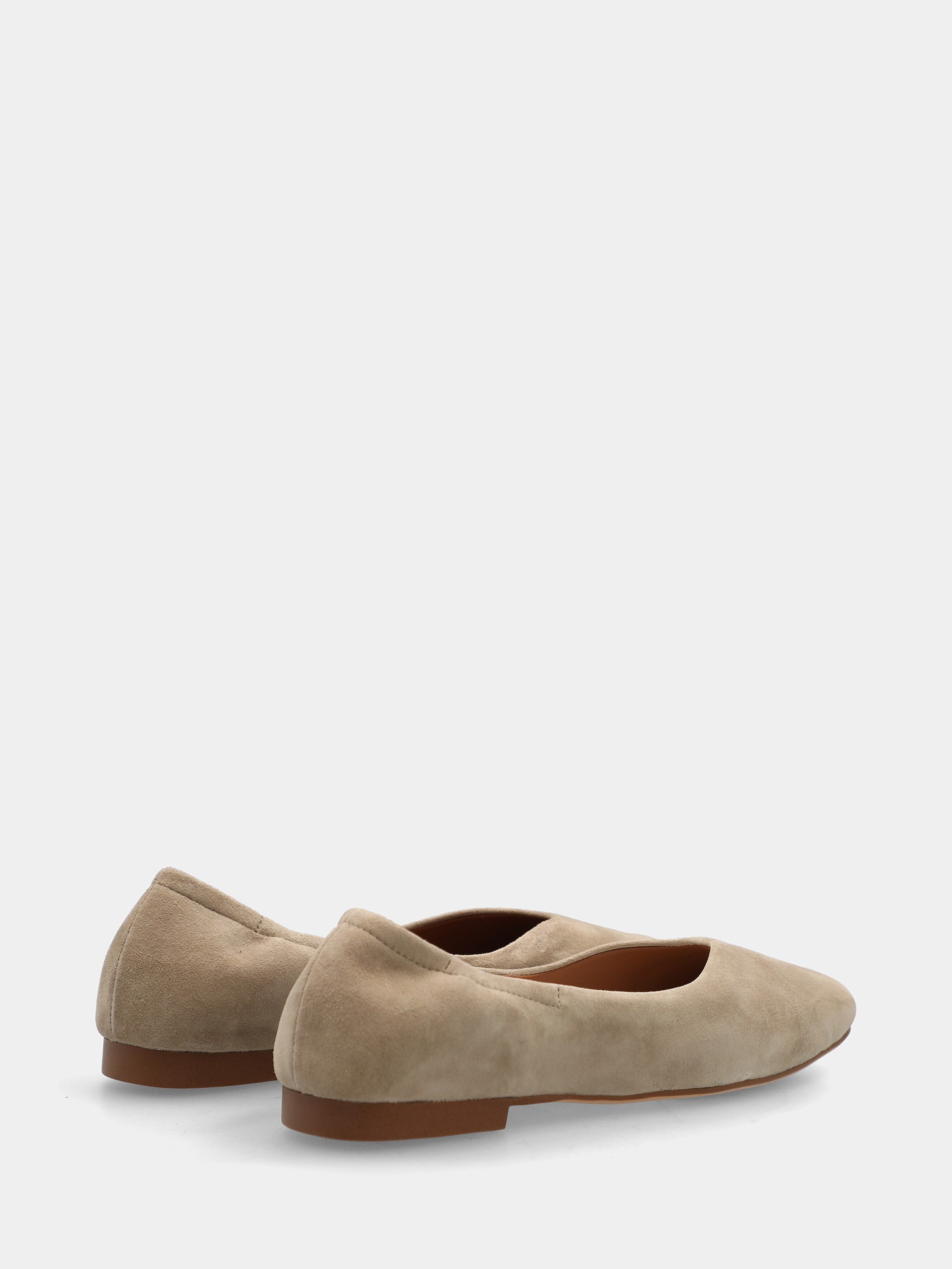Ballerina in camoscio beige con scollo asimmetrico