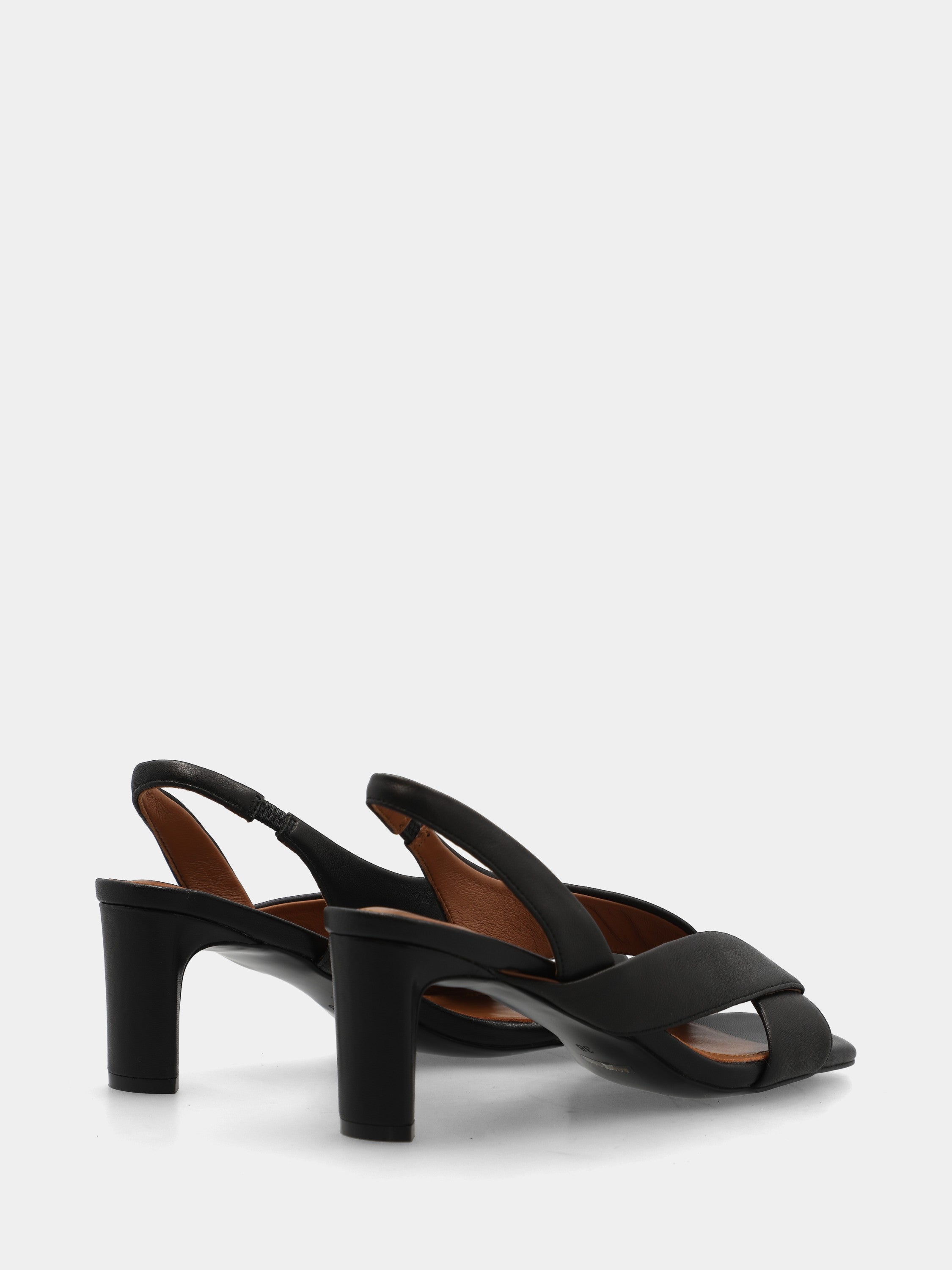 Sandalo in nappa nera con fasce incrociate a V