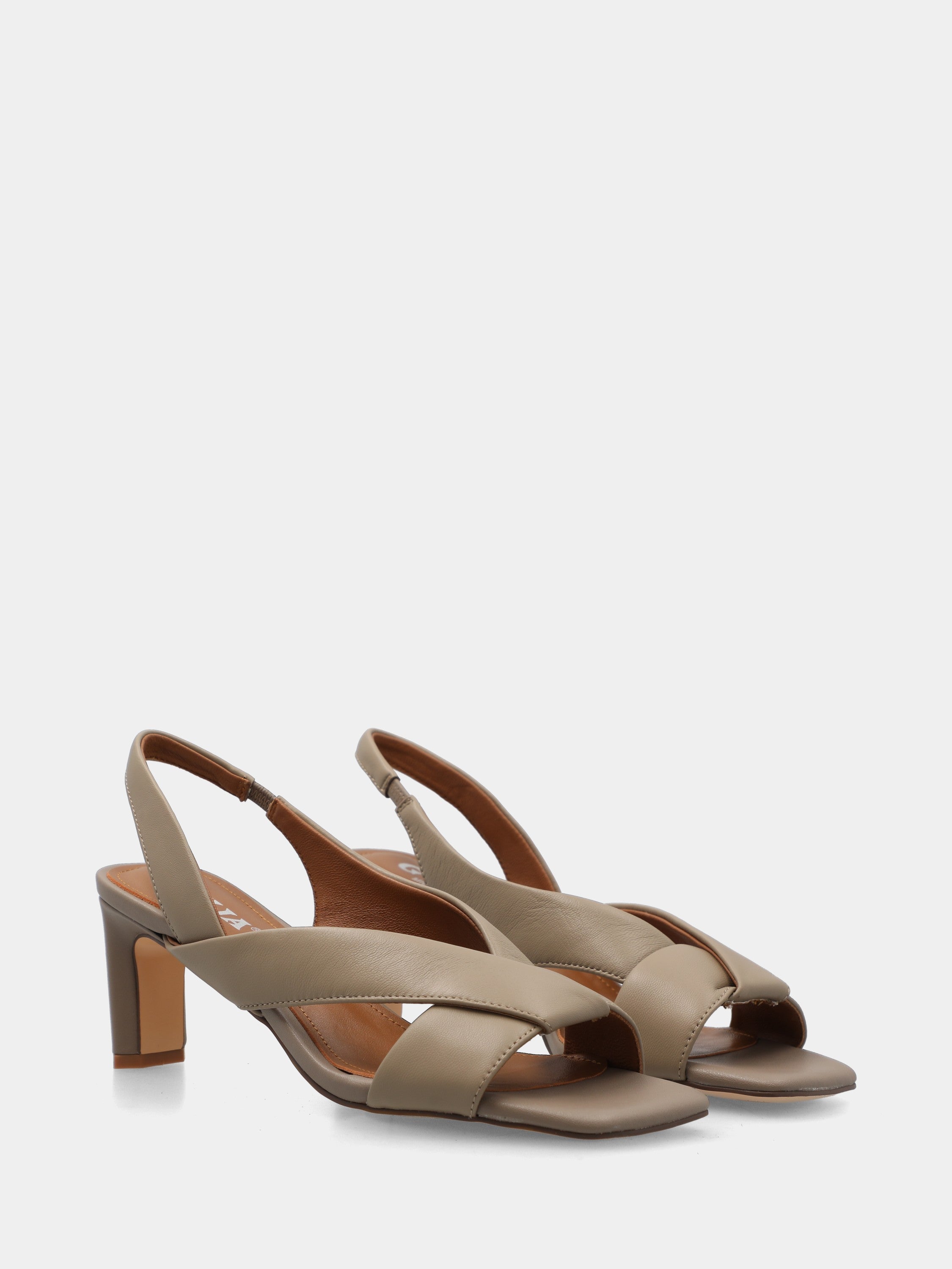 Sandalo in nappa beige con fasce incrociate a V