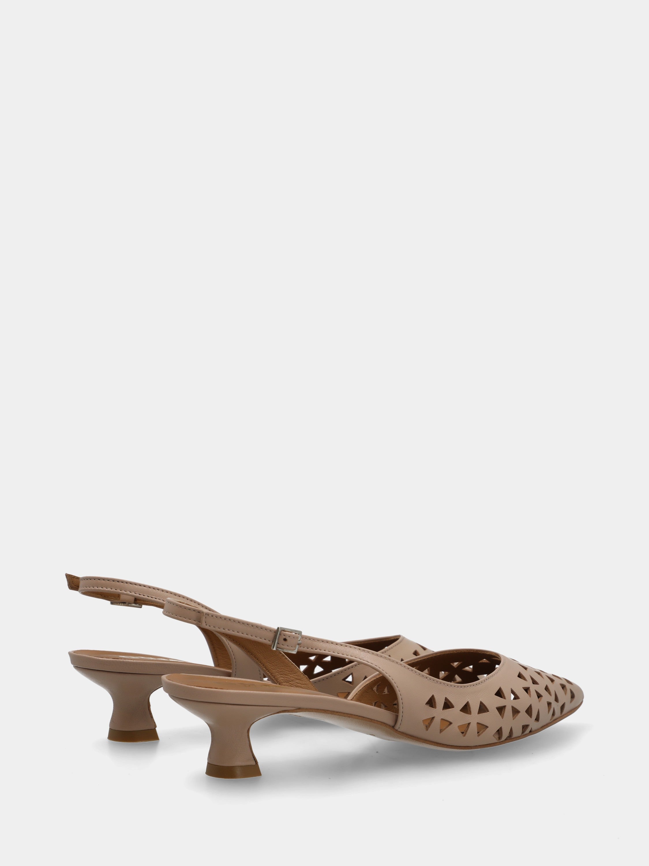 Slingback in nappa beige con tomaia traforata