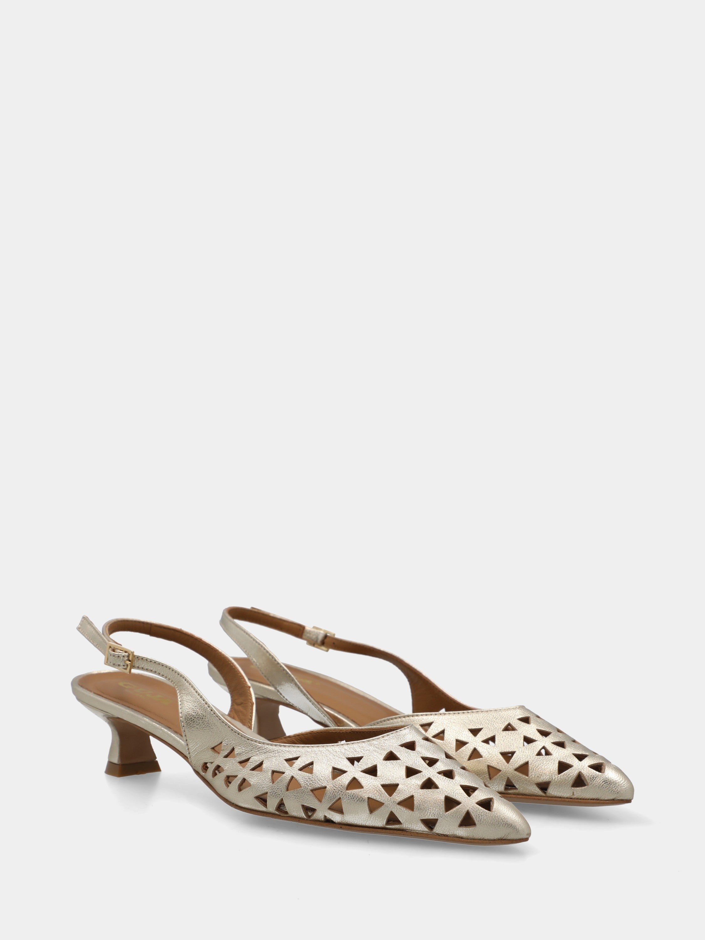 Slingback in laminato platino con tomaia traforata