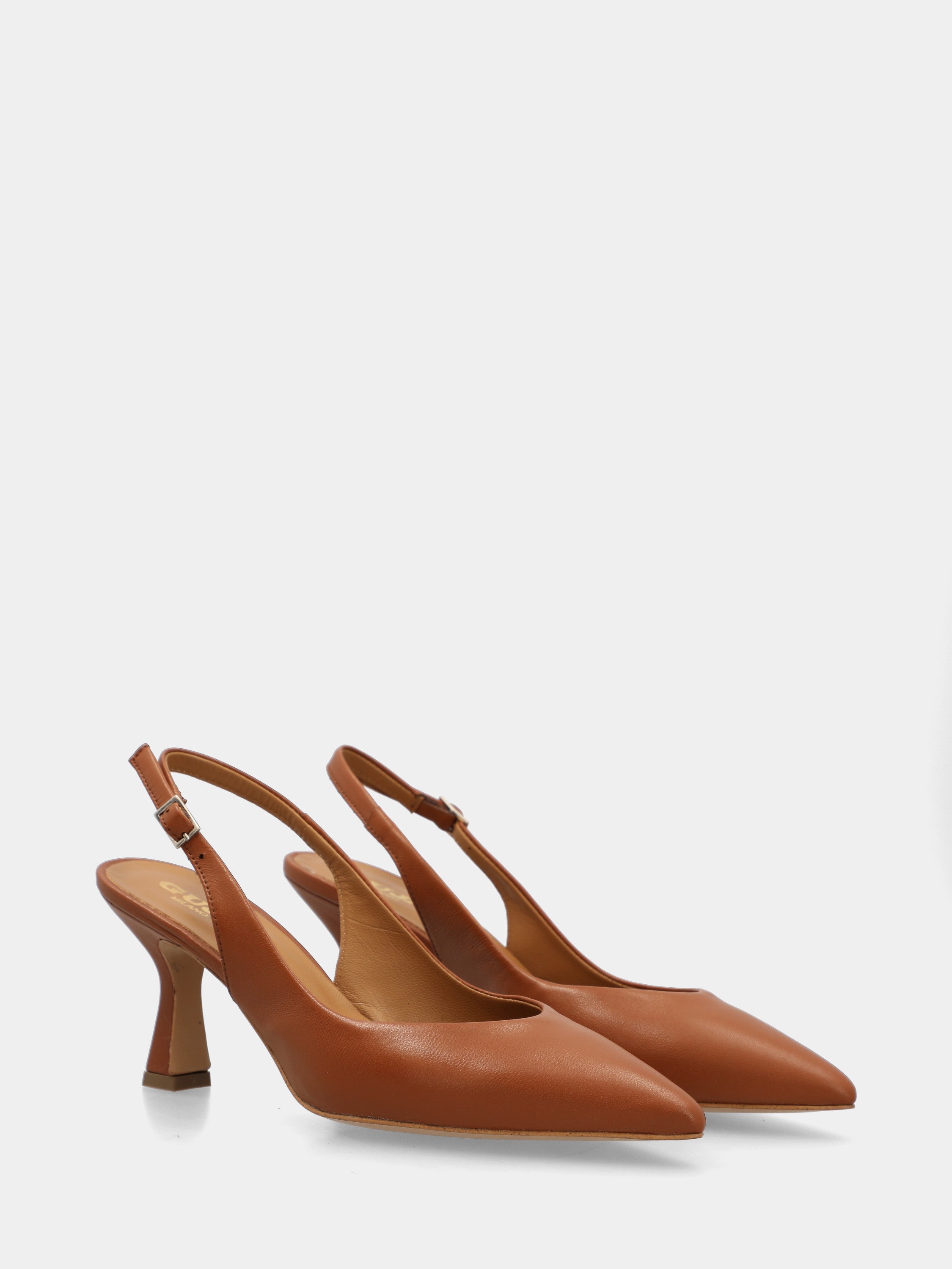 Slingback in nappa color cuoio con tacco sfilato e punta affusolata