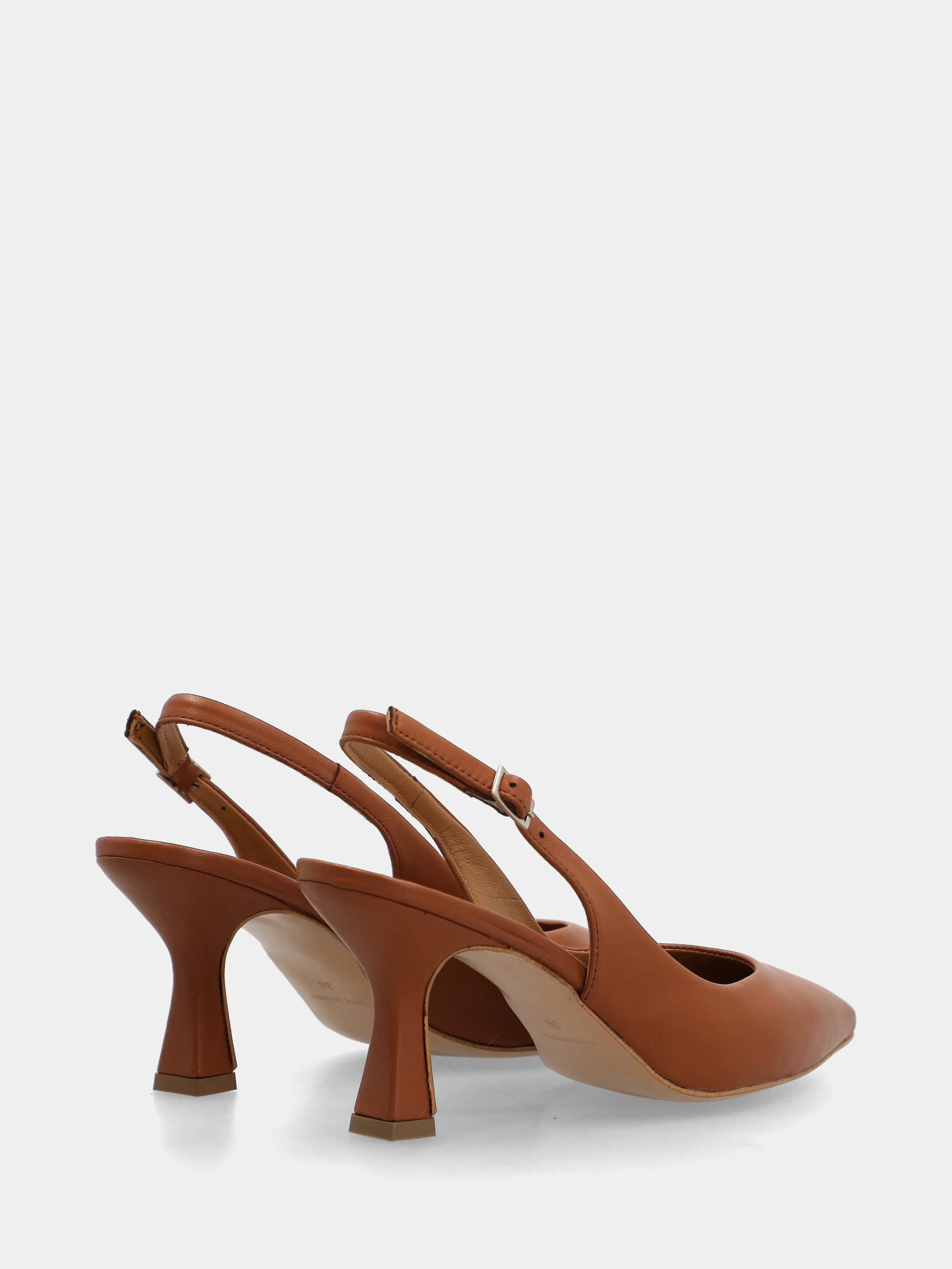 Slingback in nappa color cuoio con tacco sfilato e punta affusolata