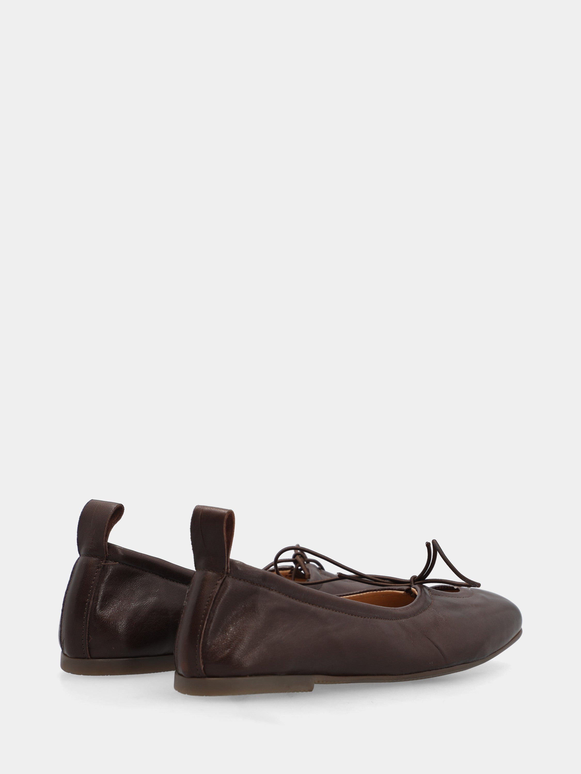 Laced ballet flat in dark brown calfskin with round toe