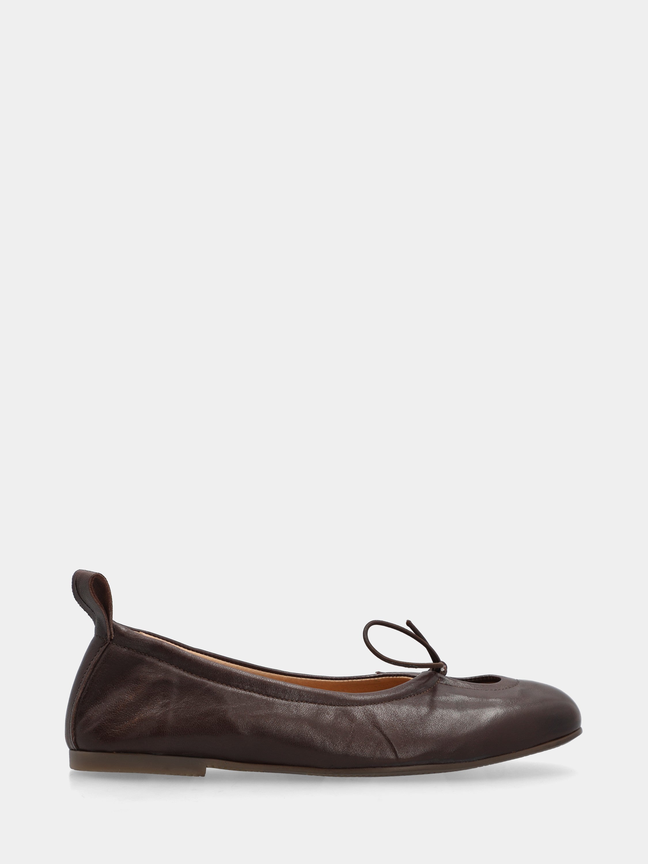Laced ballet flat in dark brown calfskin with round toe