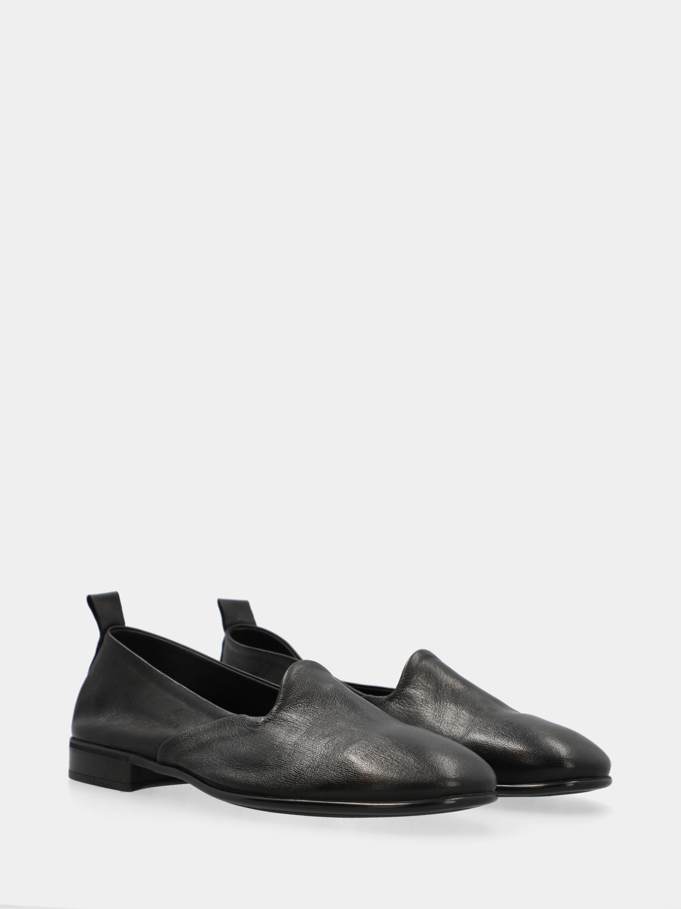 Black calfskin slipper with round toe