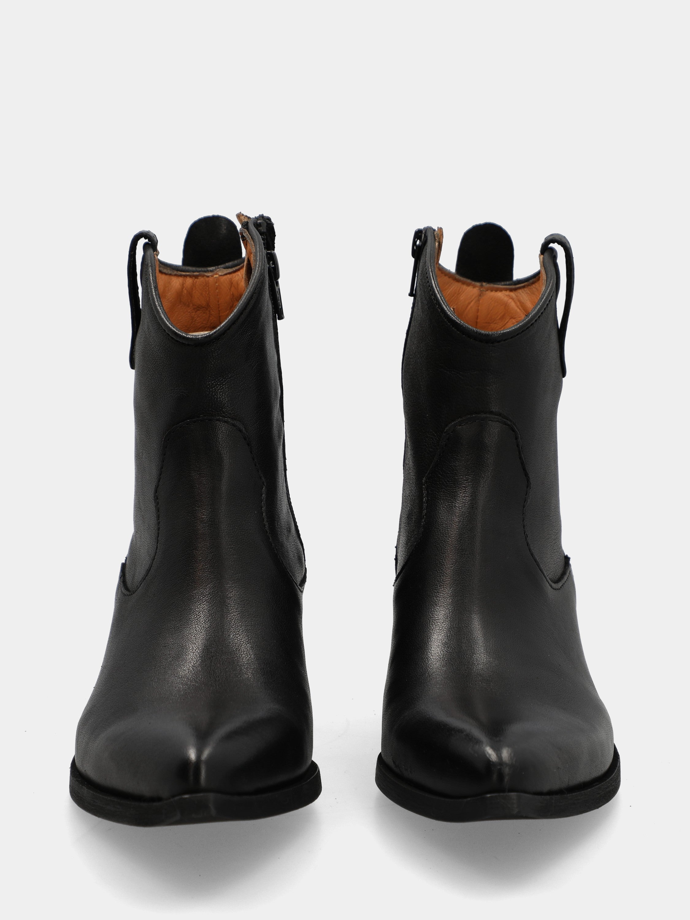 Western ankle boot in black calfskin with pointed toe
