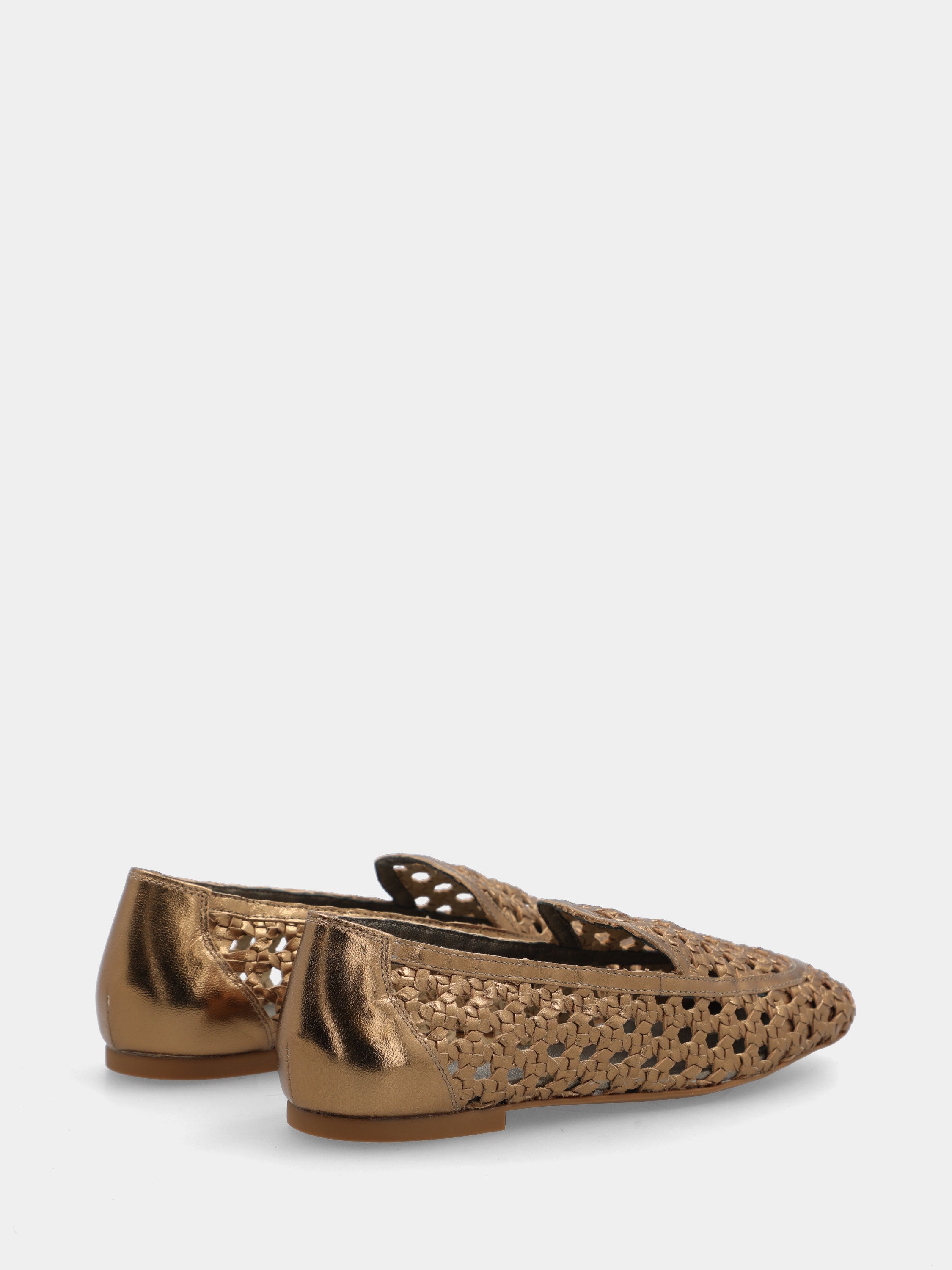 Loafer aus platinfarbenem Laminat mit Flechtmuster und Perforationen