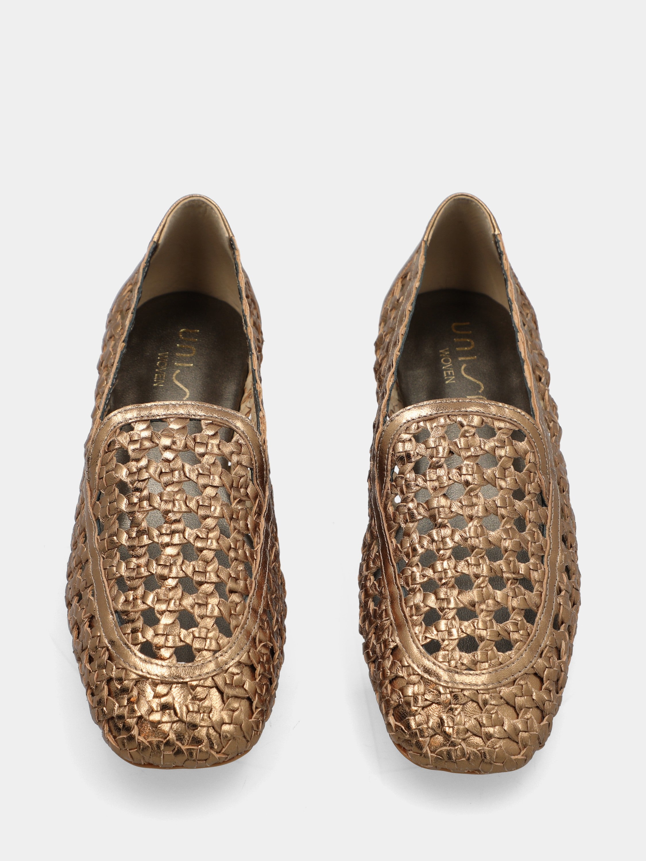Loafer aus platinfarbenem Laminat mit Flechtmuster und Perforationen