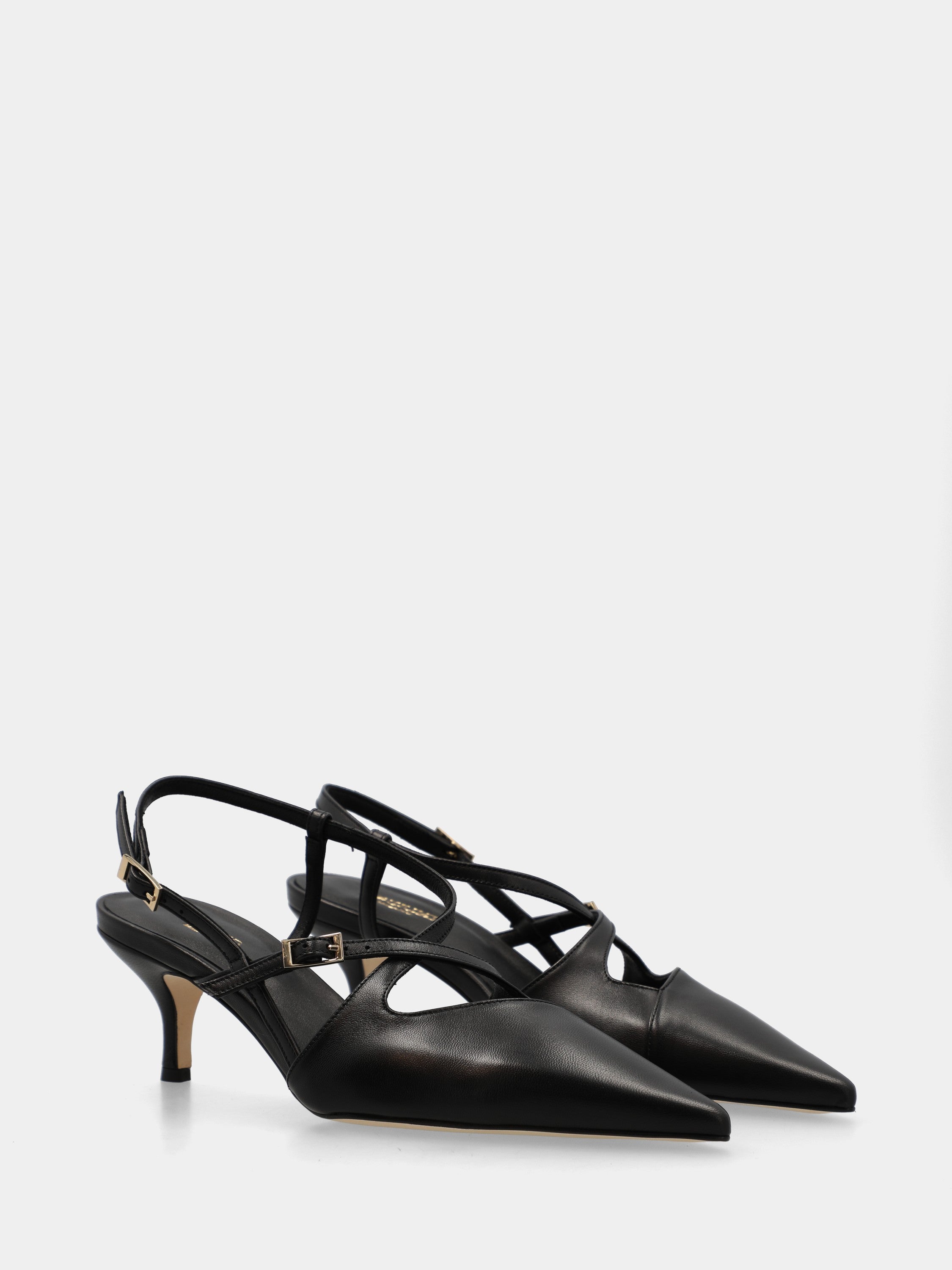 Slingback in nappa nera con cinturini incrociati e tacco a calice