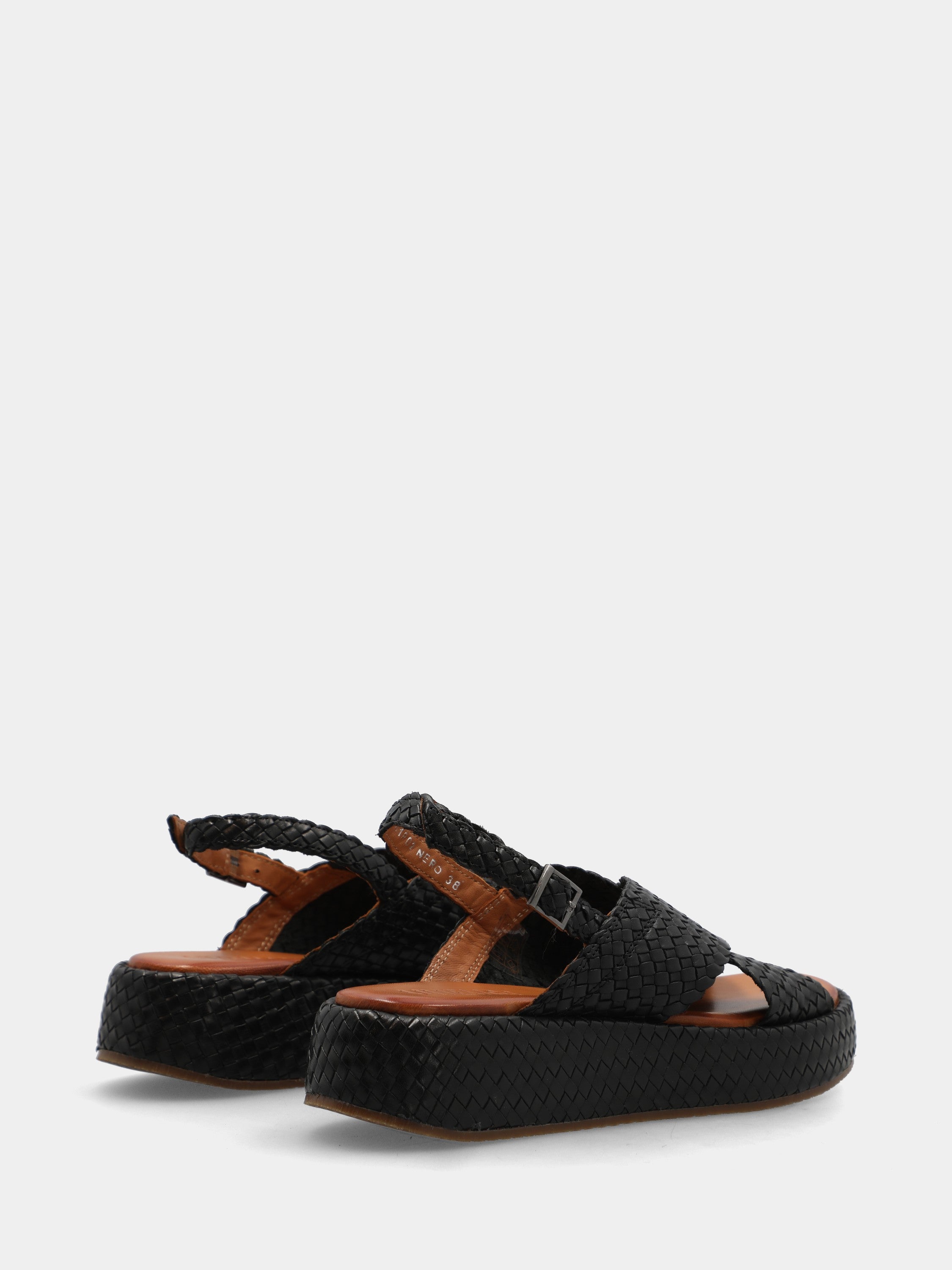 Sandalo in nappa nera con zeppa intrecciata