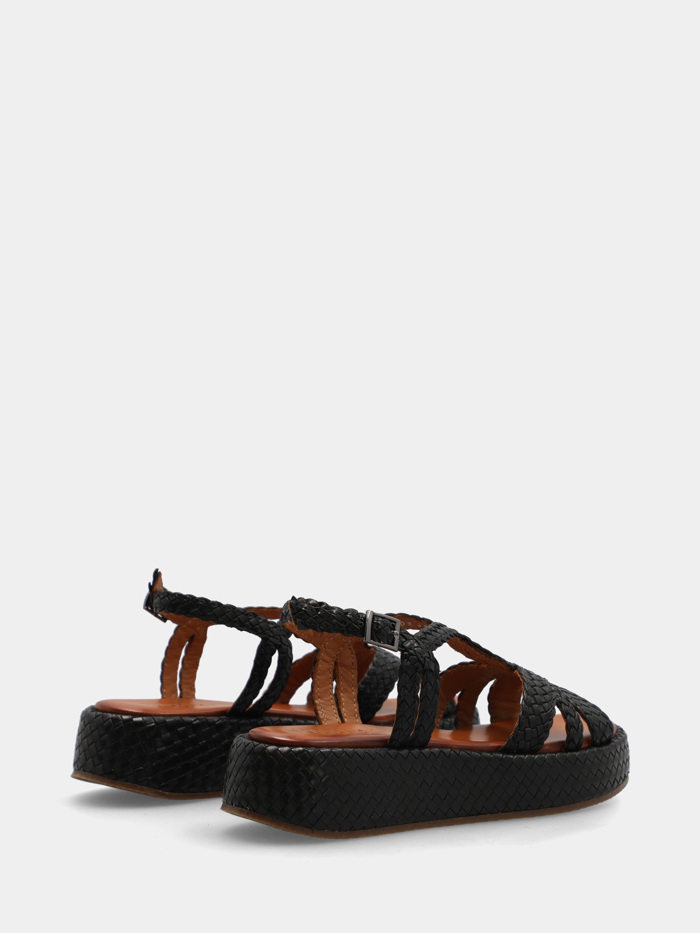 Sandalo in nappa nera con zeppa intrecciata