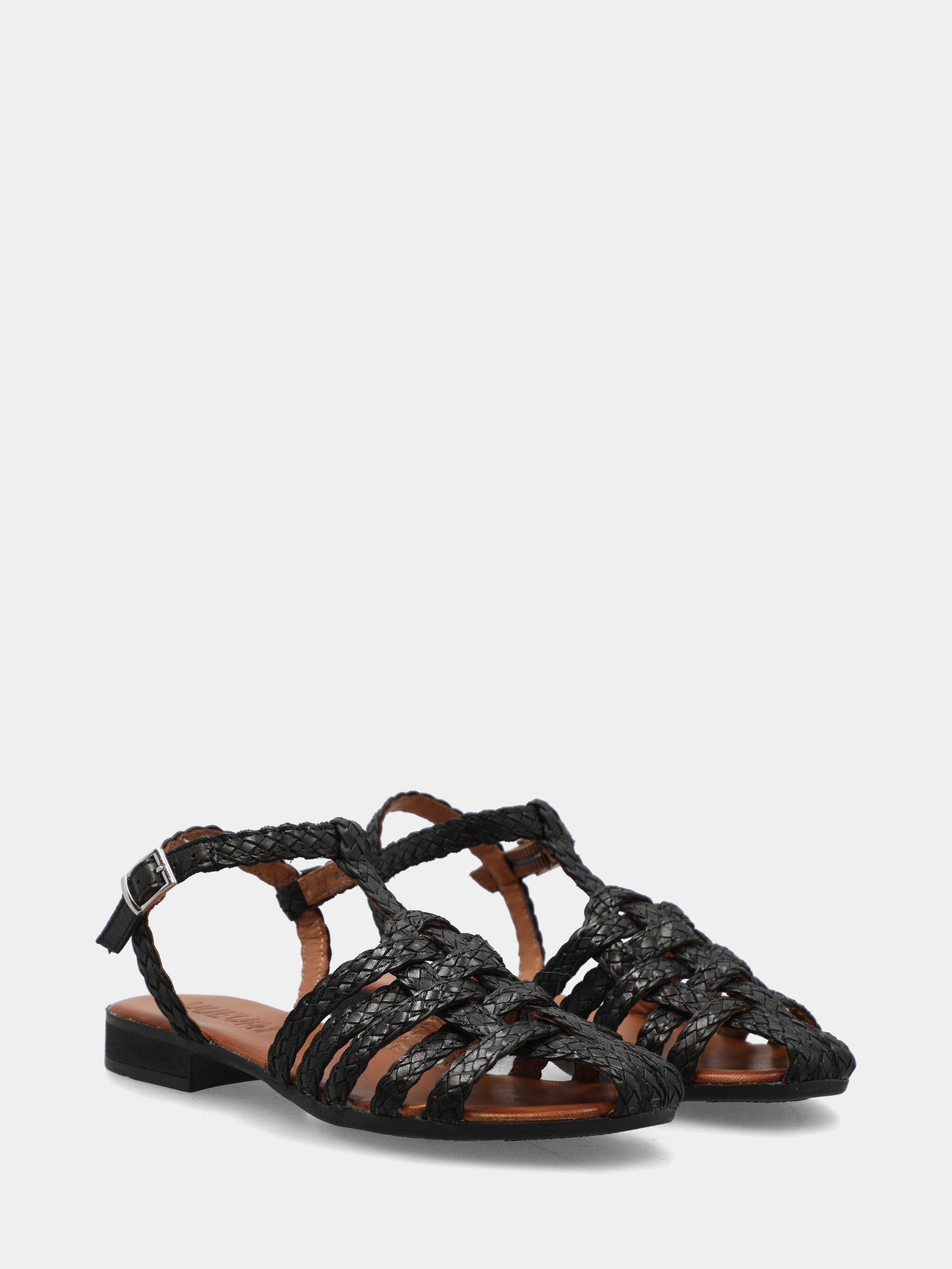 Sandalo in nappa nera con treccine intrecciate