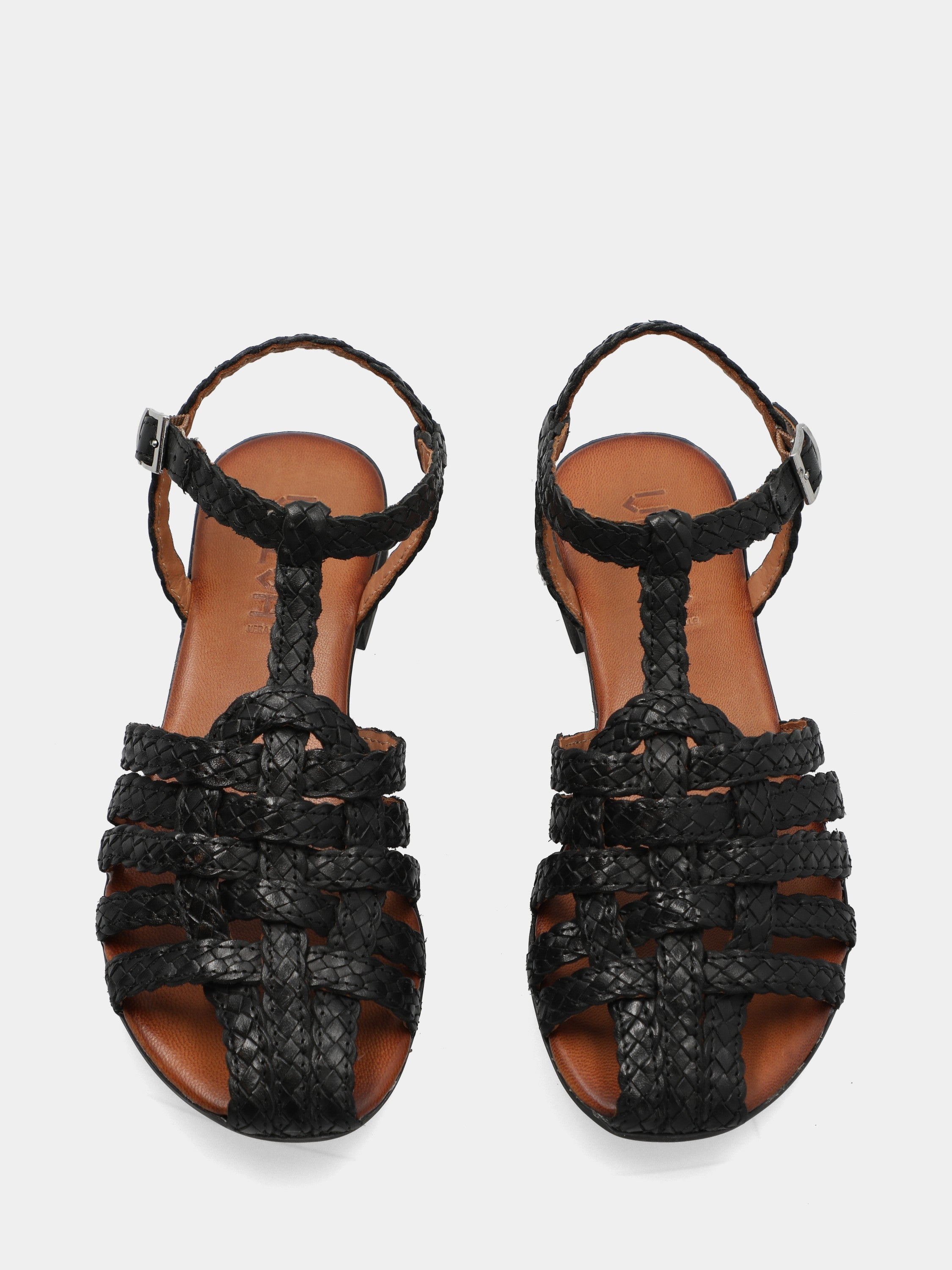 Sandalo in nappa nera con treccine intrecciate