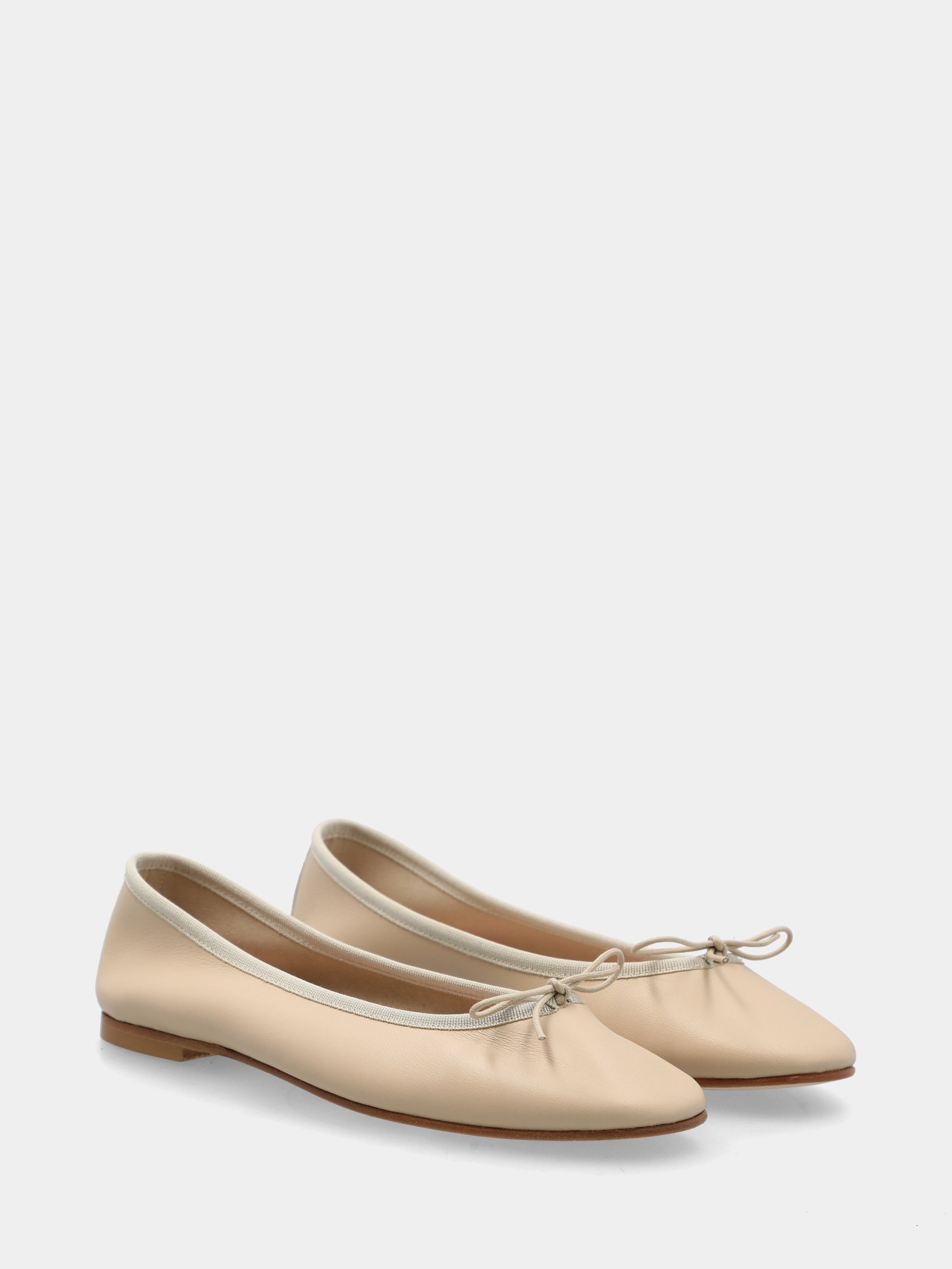 Ballerina in nappa beige con fiocchetto e nastrino tirante