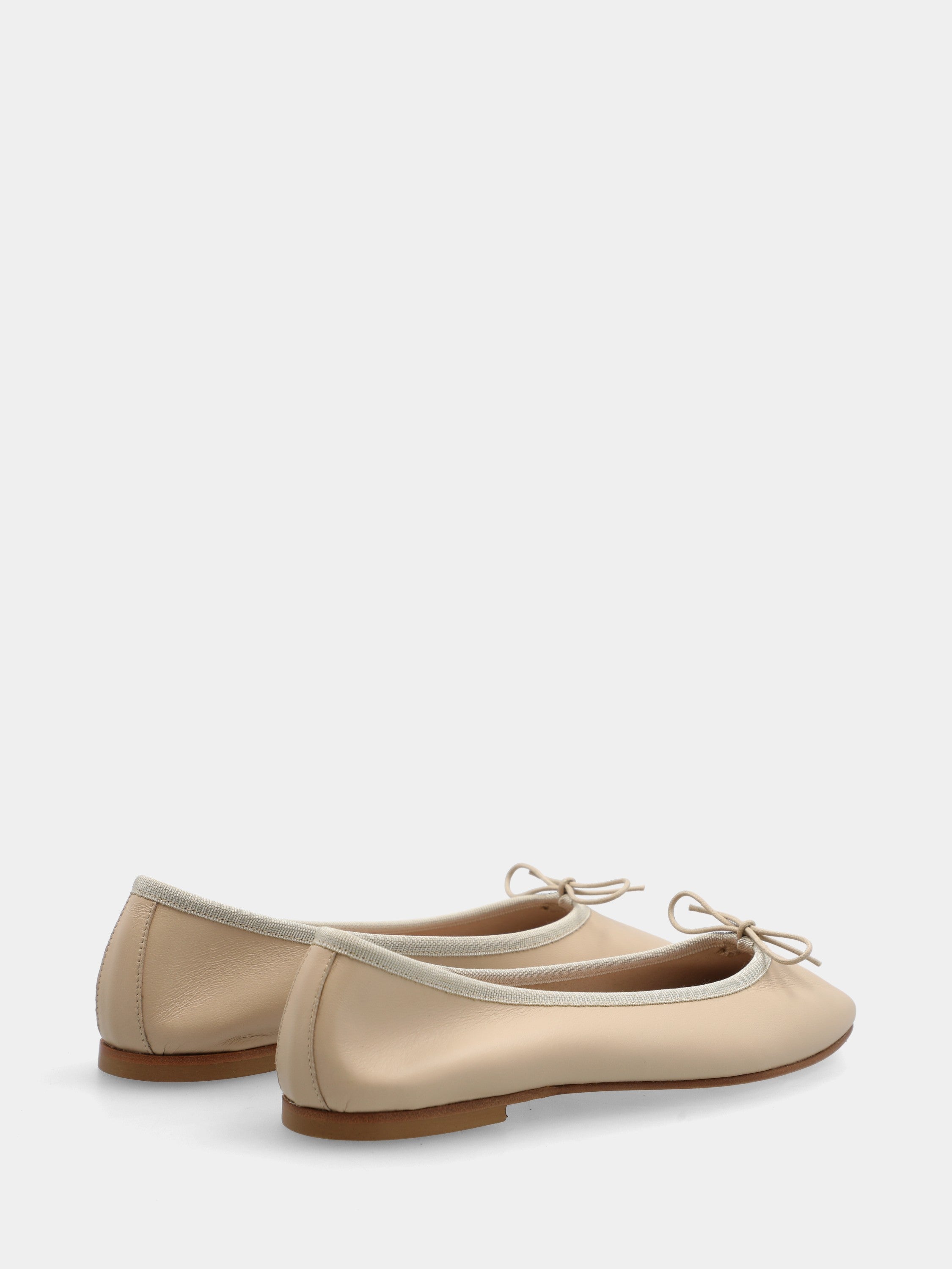 Ballerina in nappa beige con fiocchetto e nastrino tirante