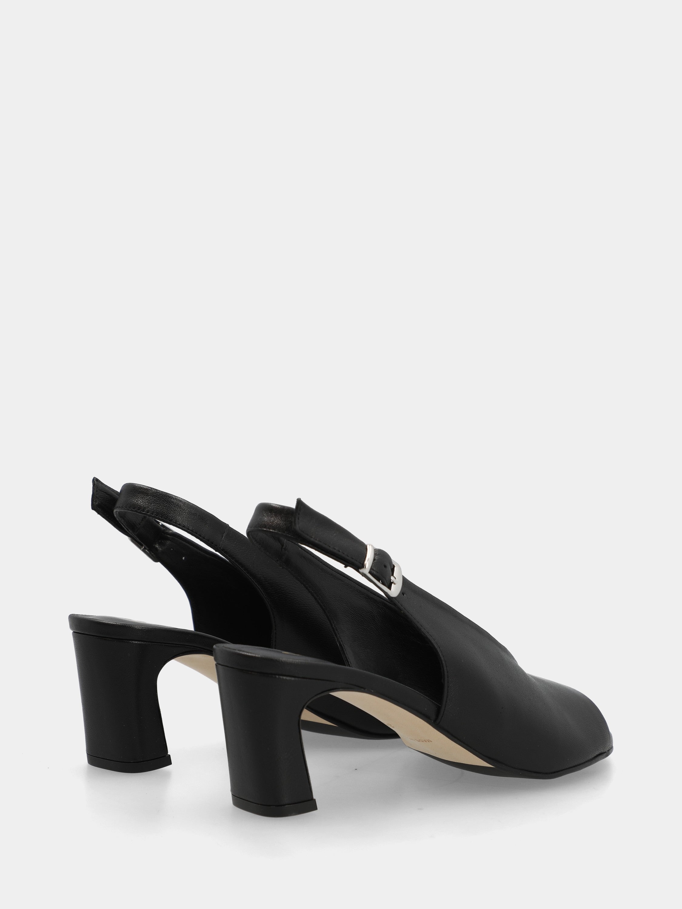Sandalo slingback in verlux nero con tacco a coda